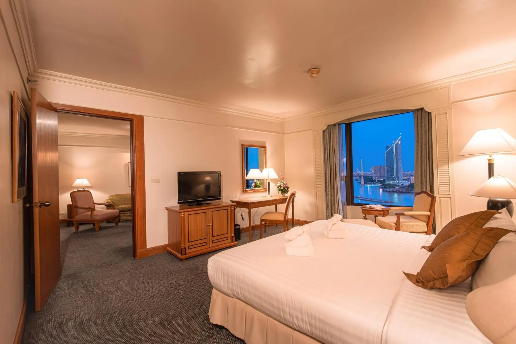 Bed in Montien Riverside Hotel Bangkok