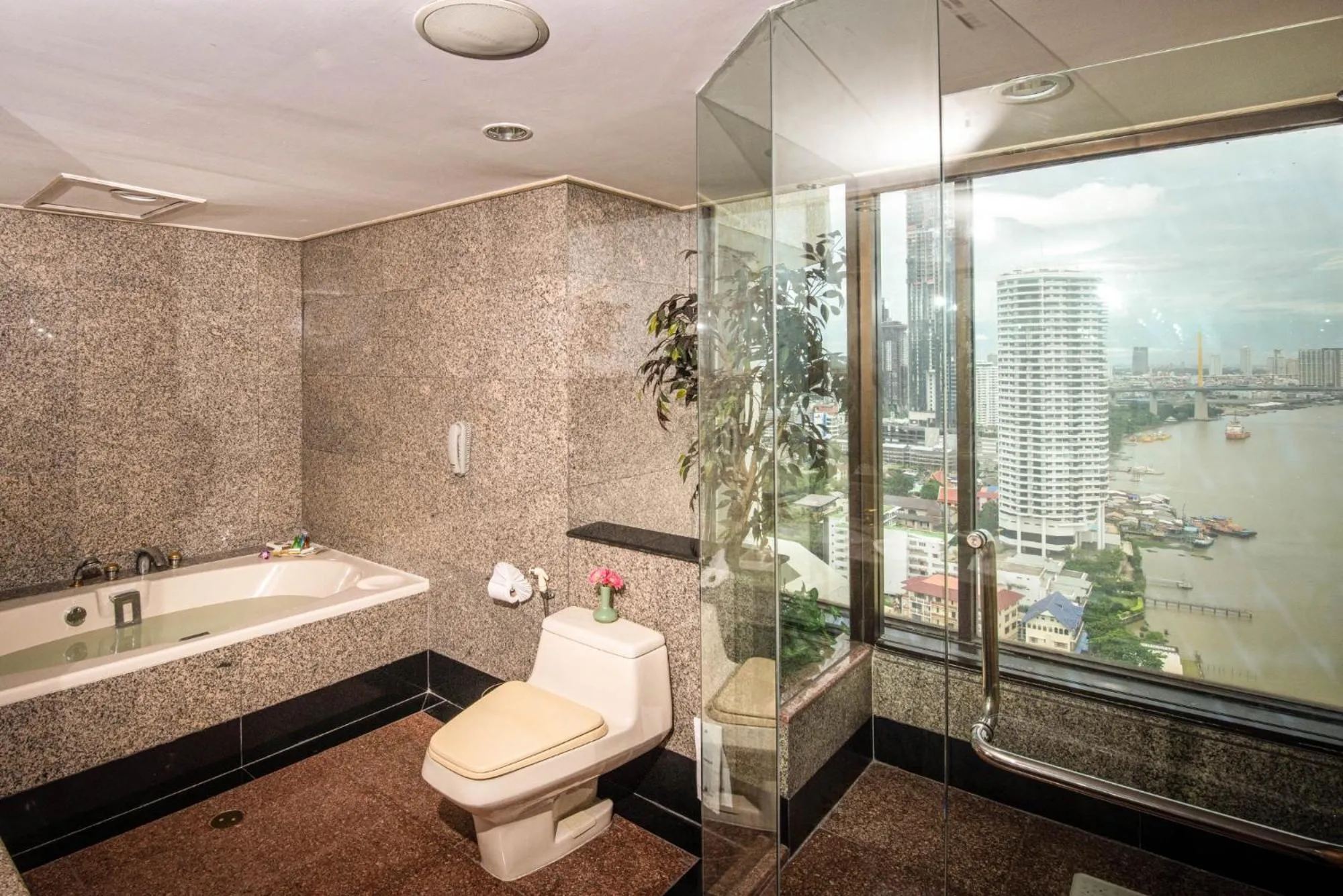 Toilet in Montien Riverside Hotel Bangkok