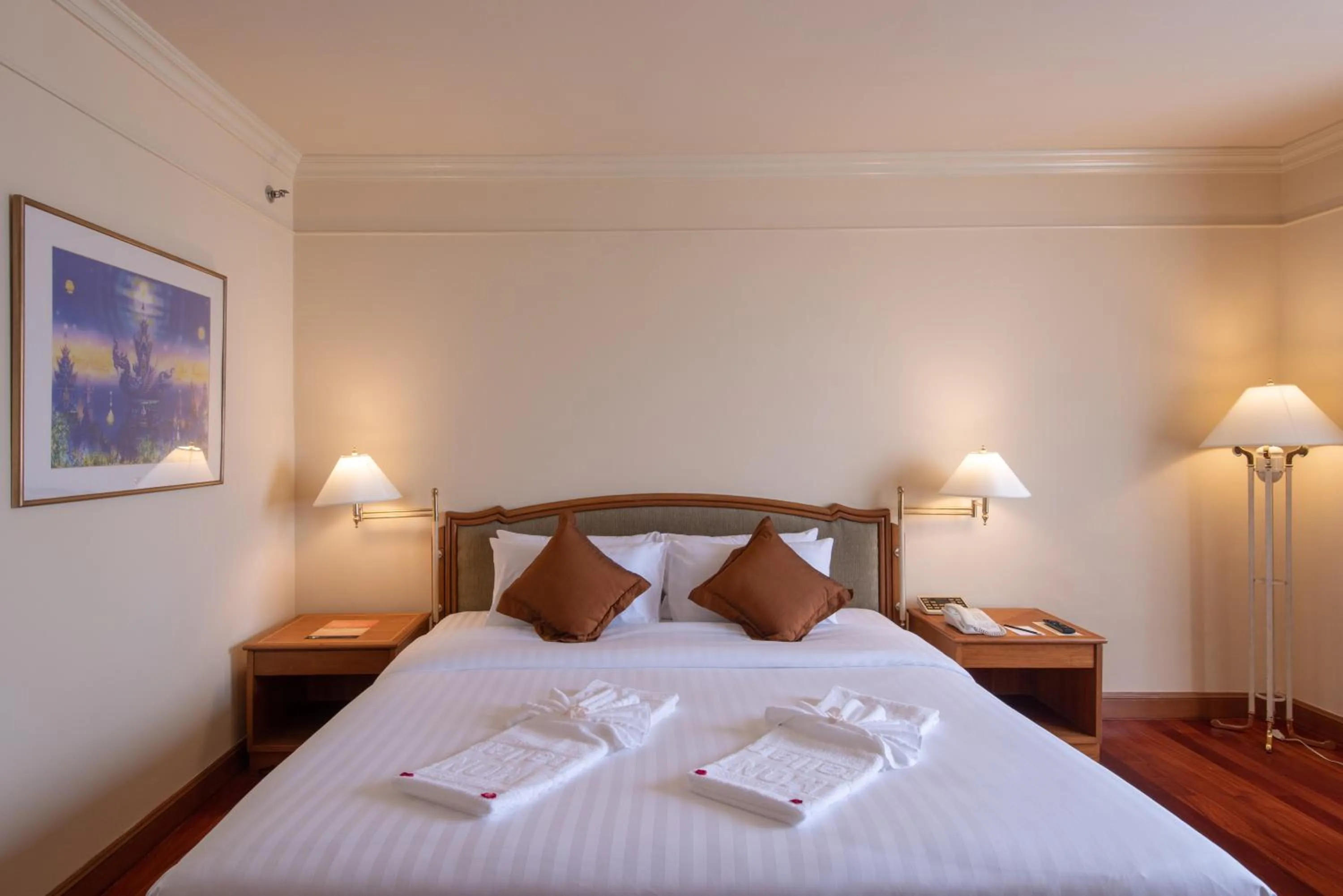 Bed in Montien Riverside Hotel Bangkok