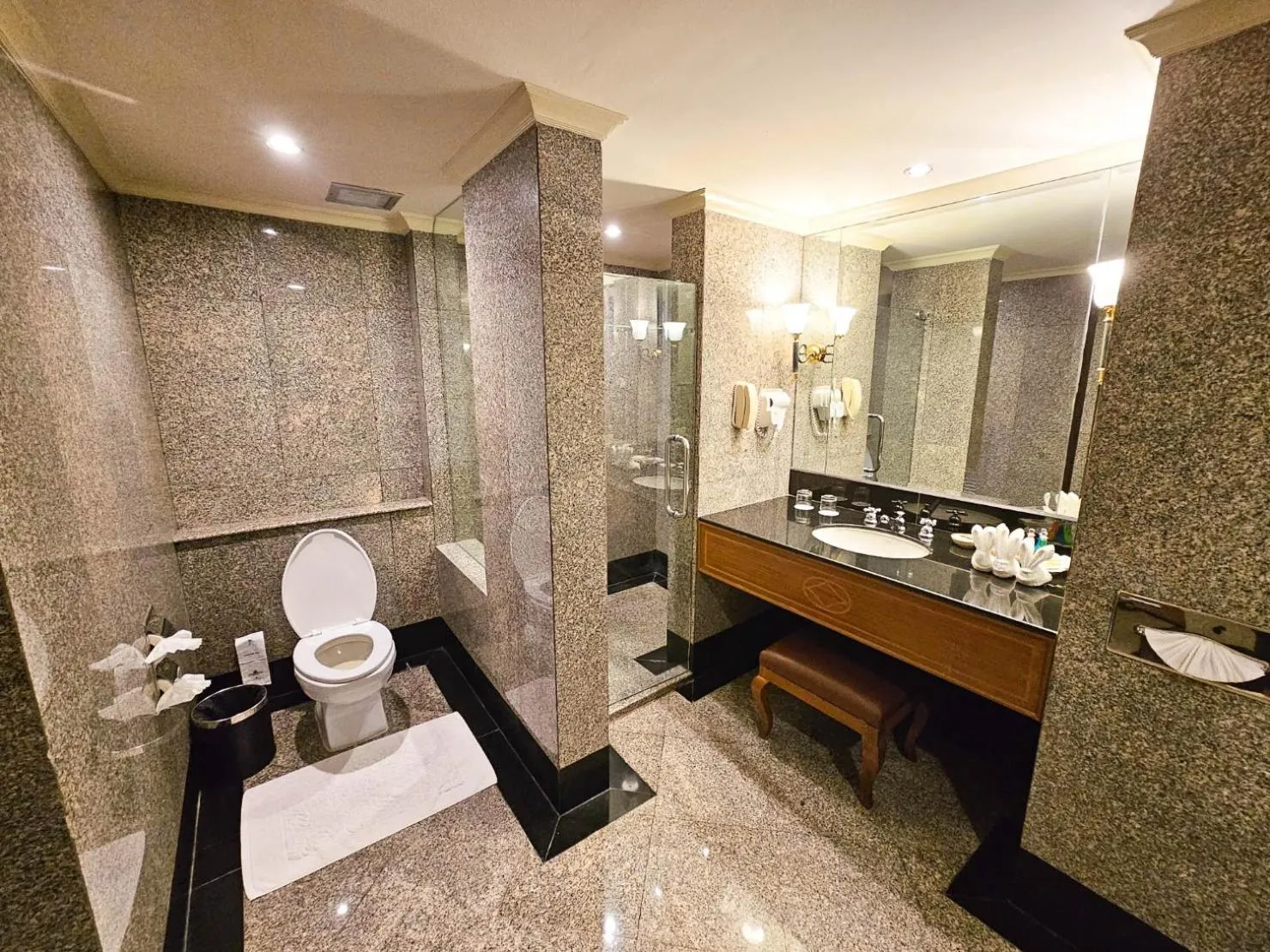 Bathroom in Montien Riverside Hotel Bangkok