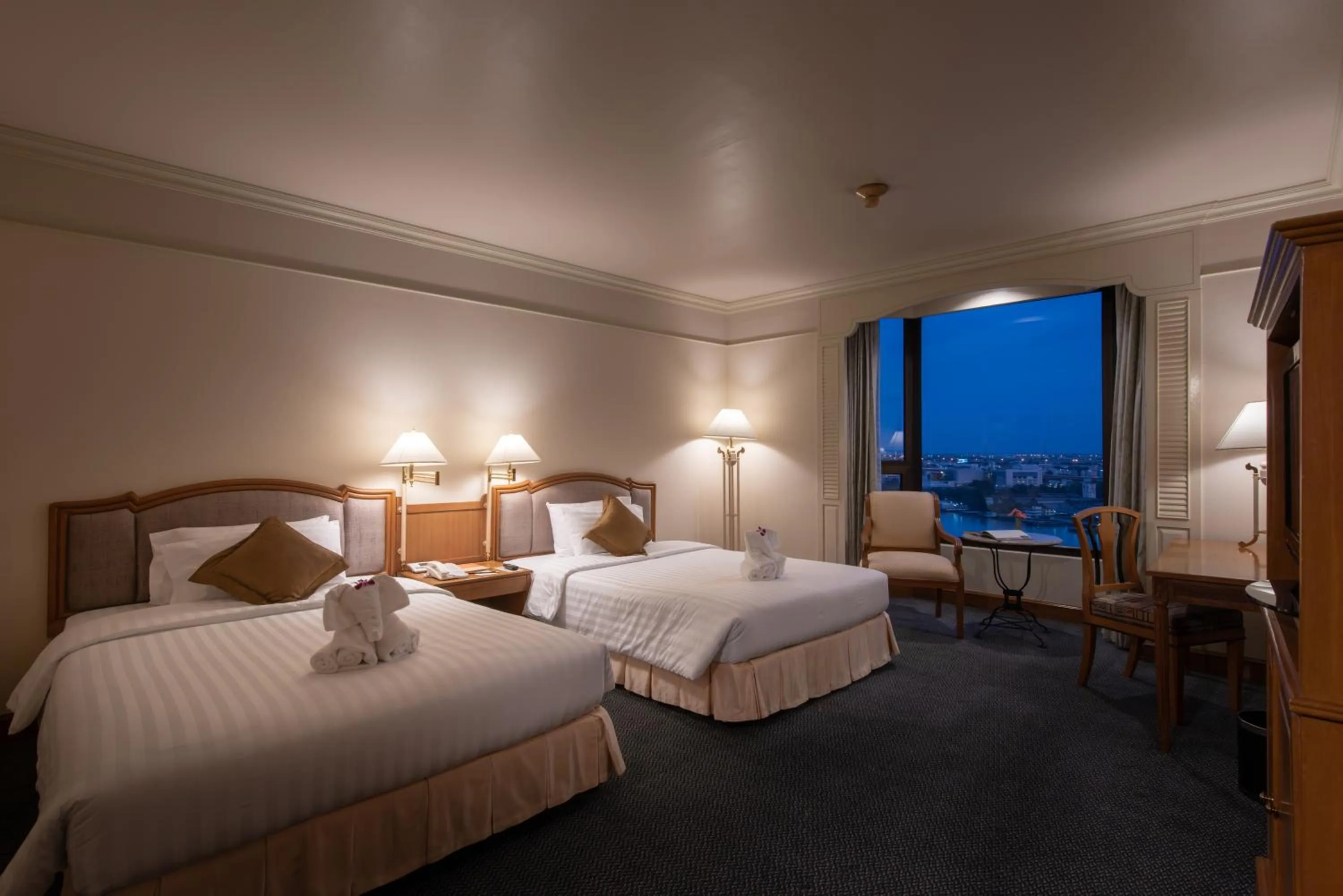 Bedroom in Montien Riverside Hotel Bangkok