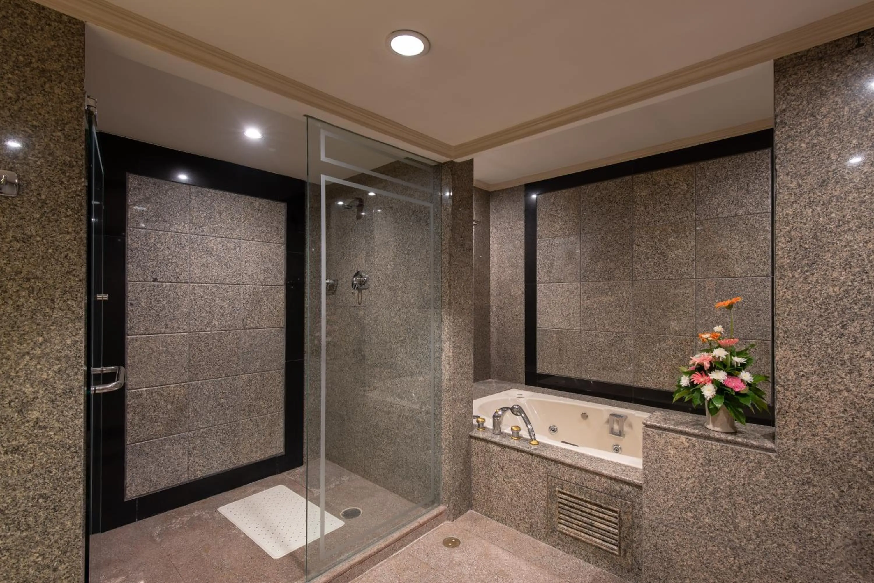 Bathroom in Montien Riverside Hotel Bangkok