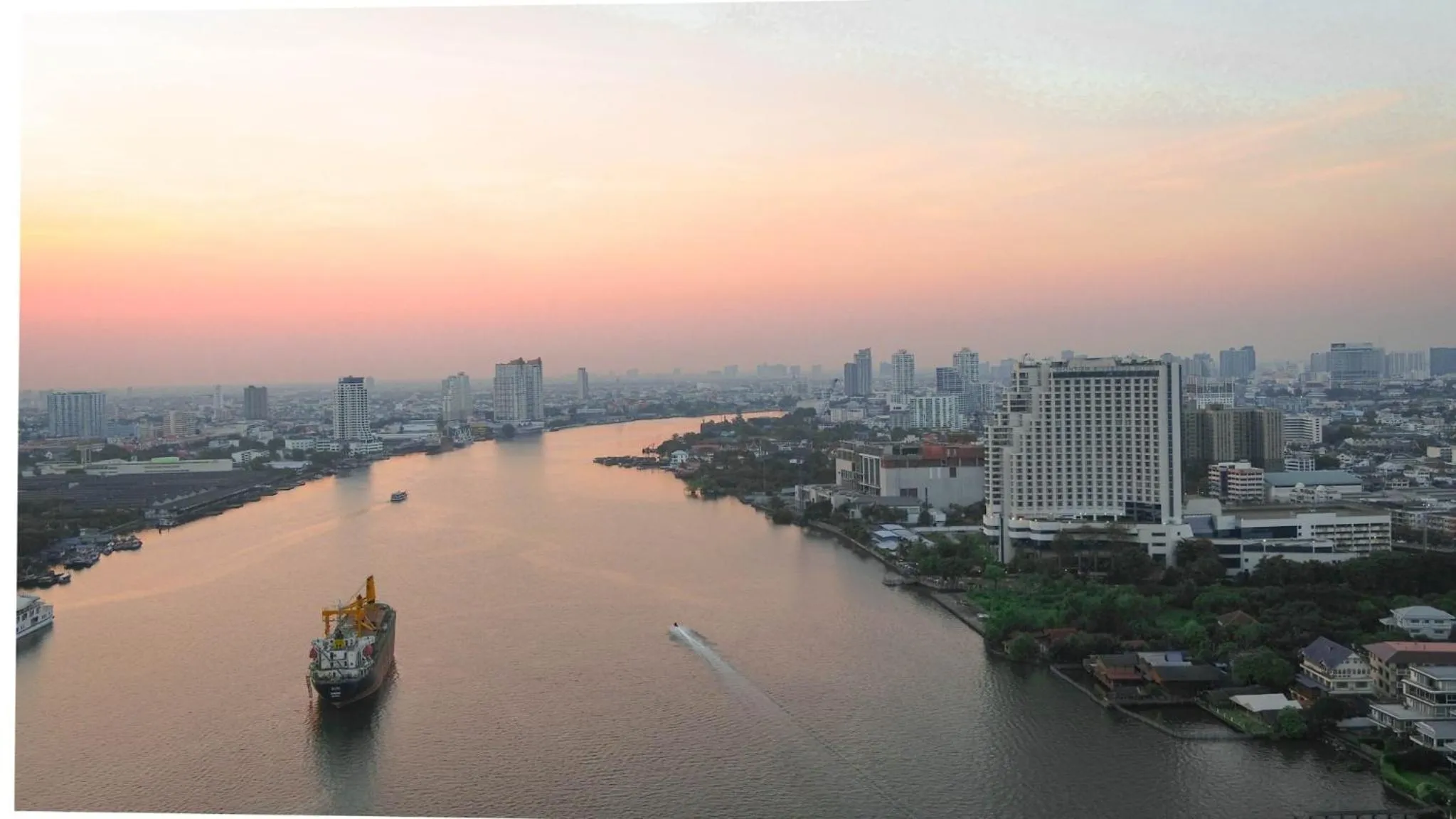 Property building in Montien Riverside Hotel Bangkok