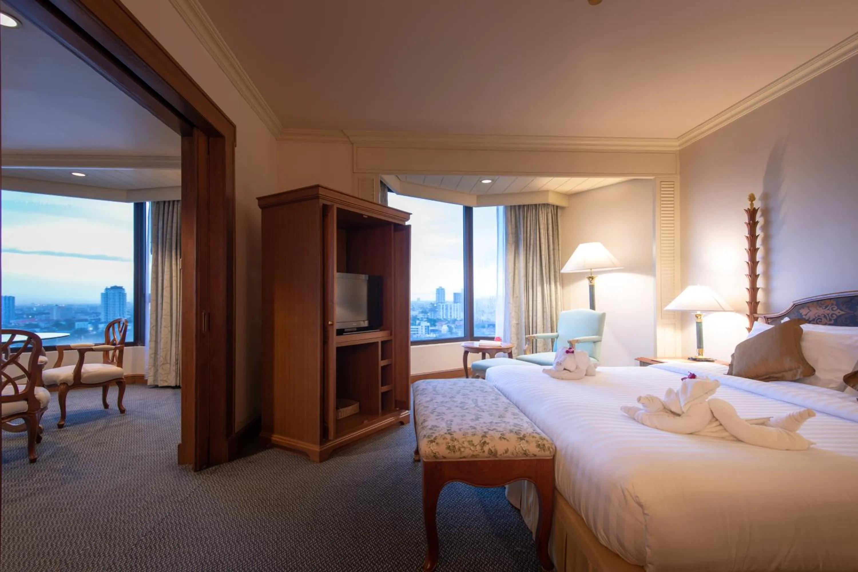 Bedroom in Montien Riverside Hotel Bangkok