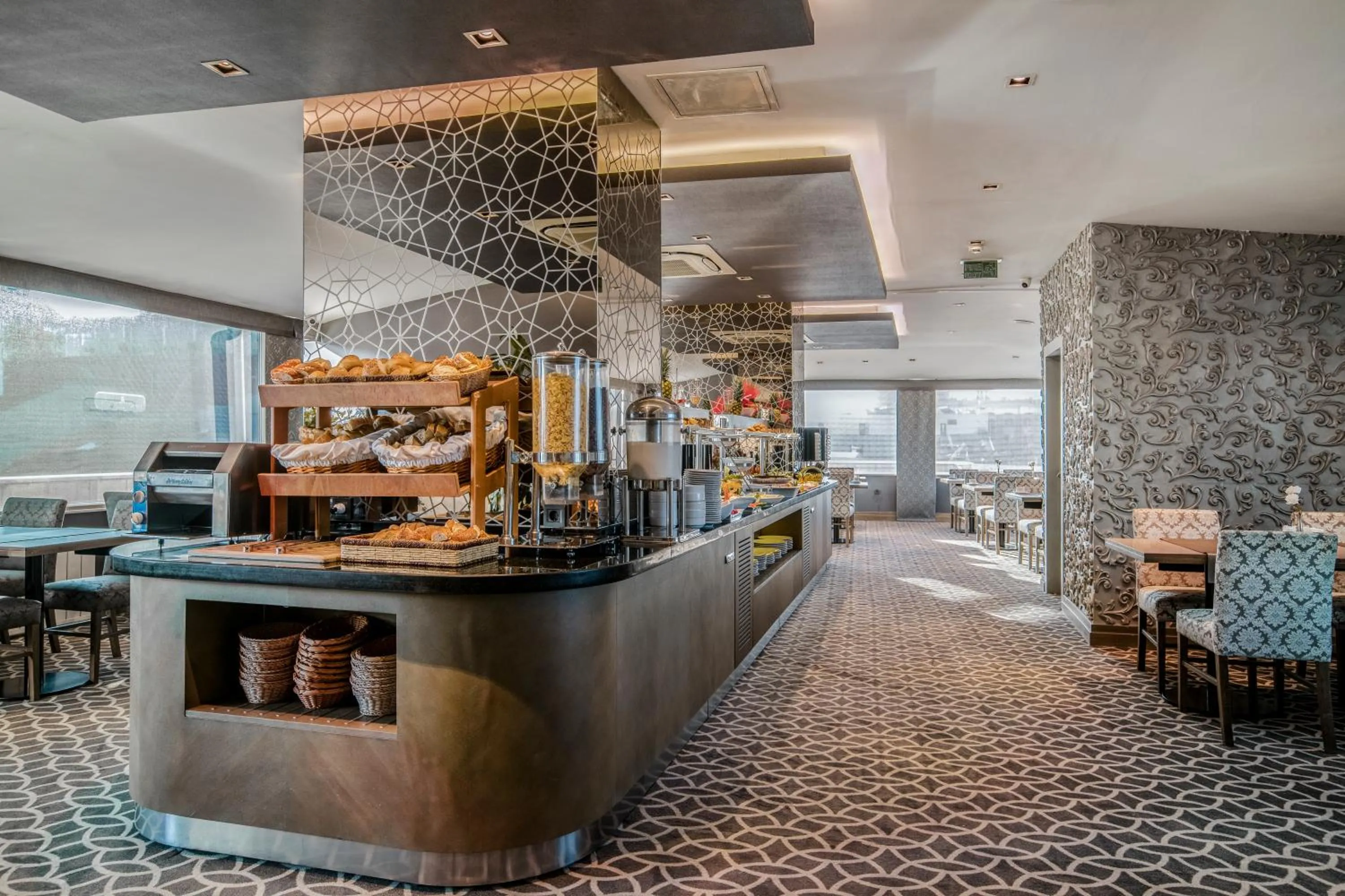 Food and drinks in AHC Grand Bazaar Hotel