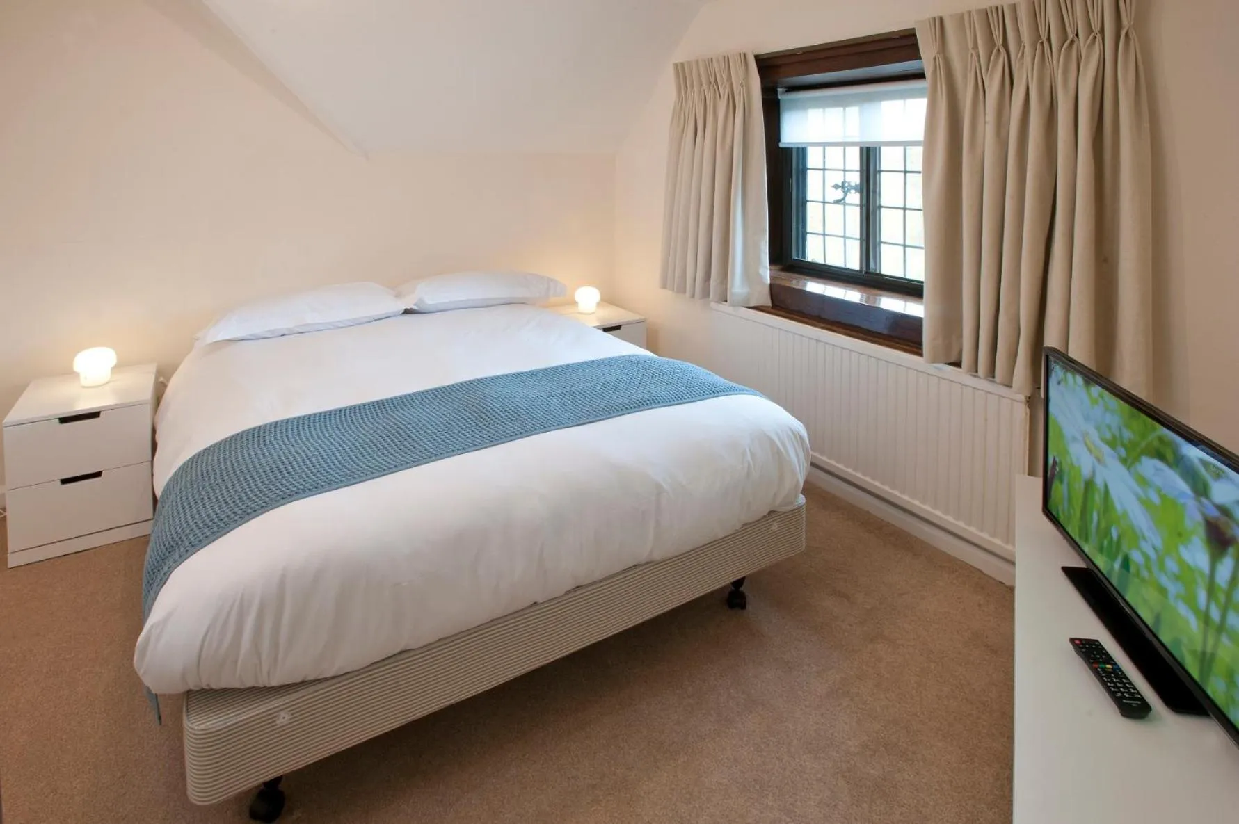 Bedroom, Bed in Madingley Hall