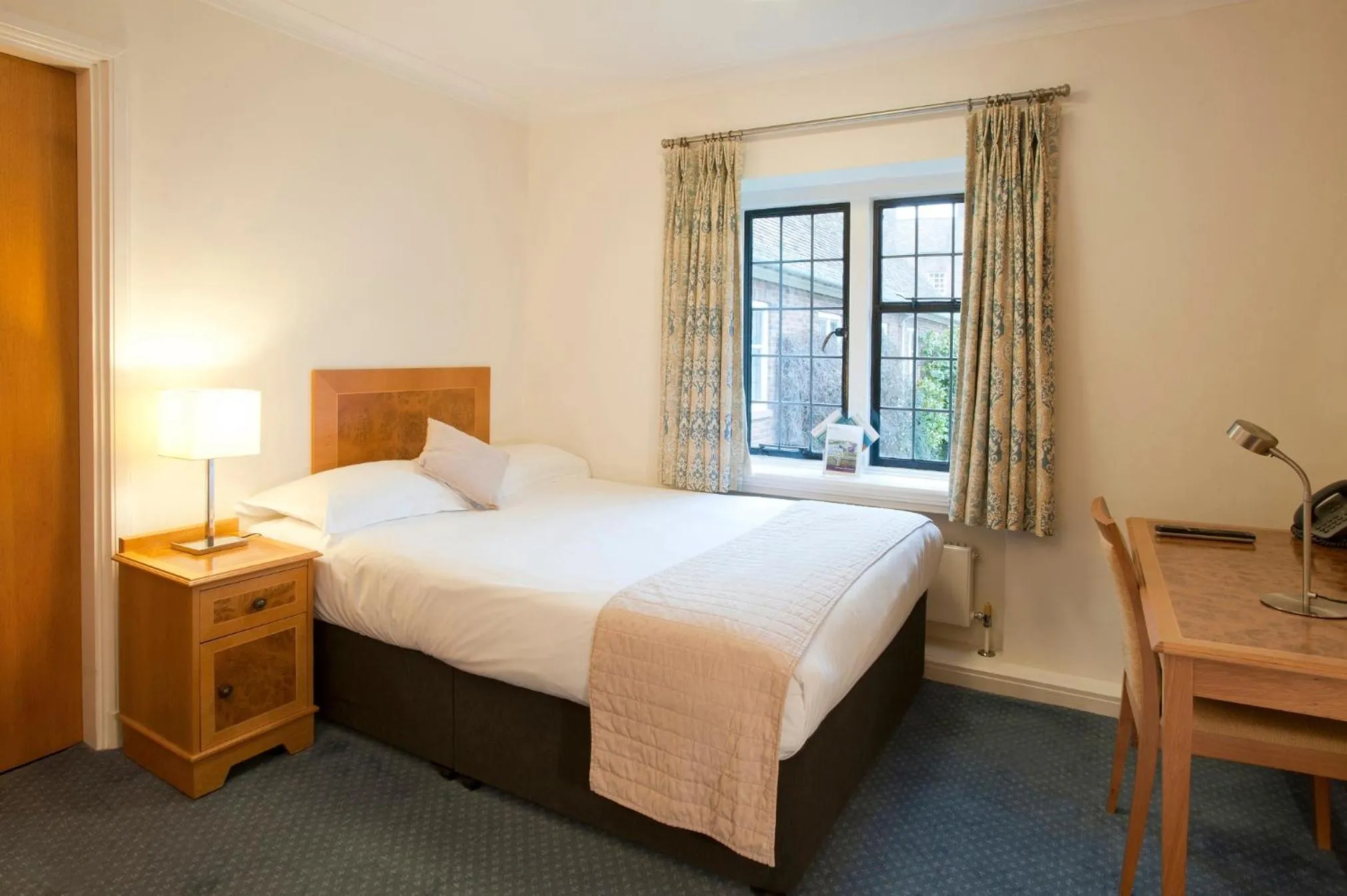Bedroom, Bed in Madingley Hall