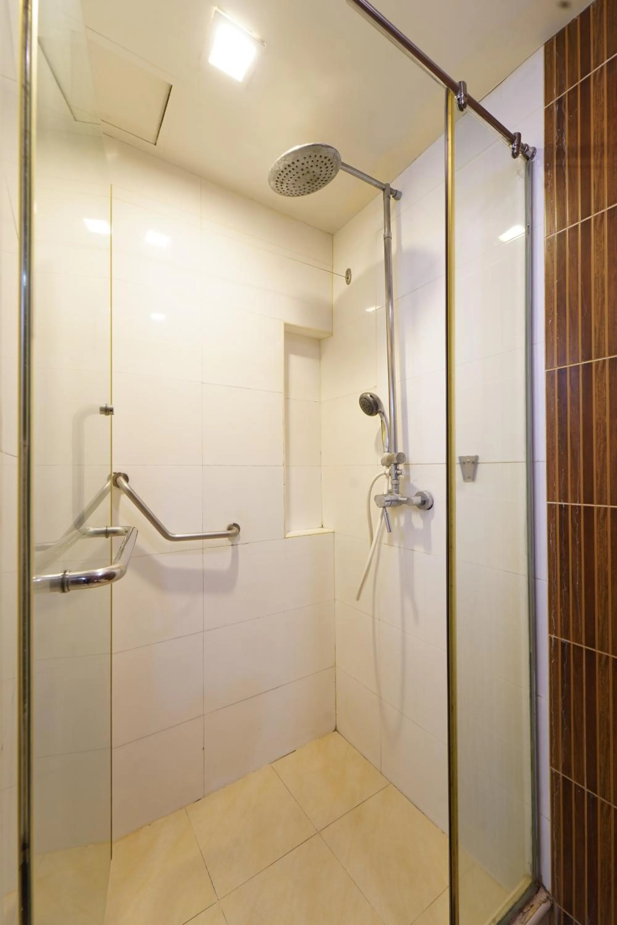 Shower in UPAR Hotels Sukhumvit 11 Nana