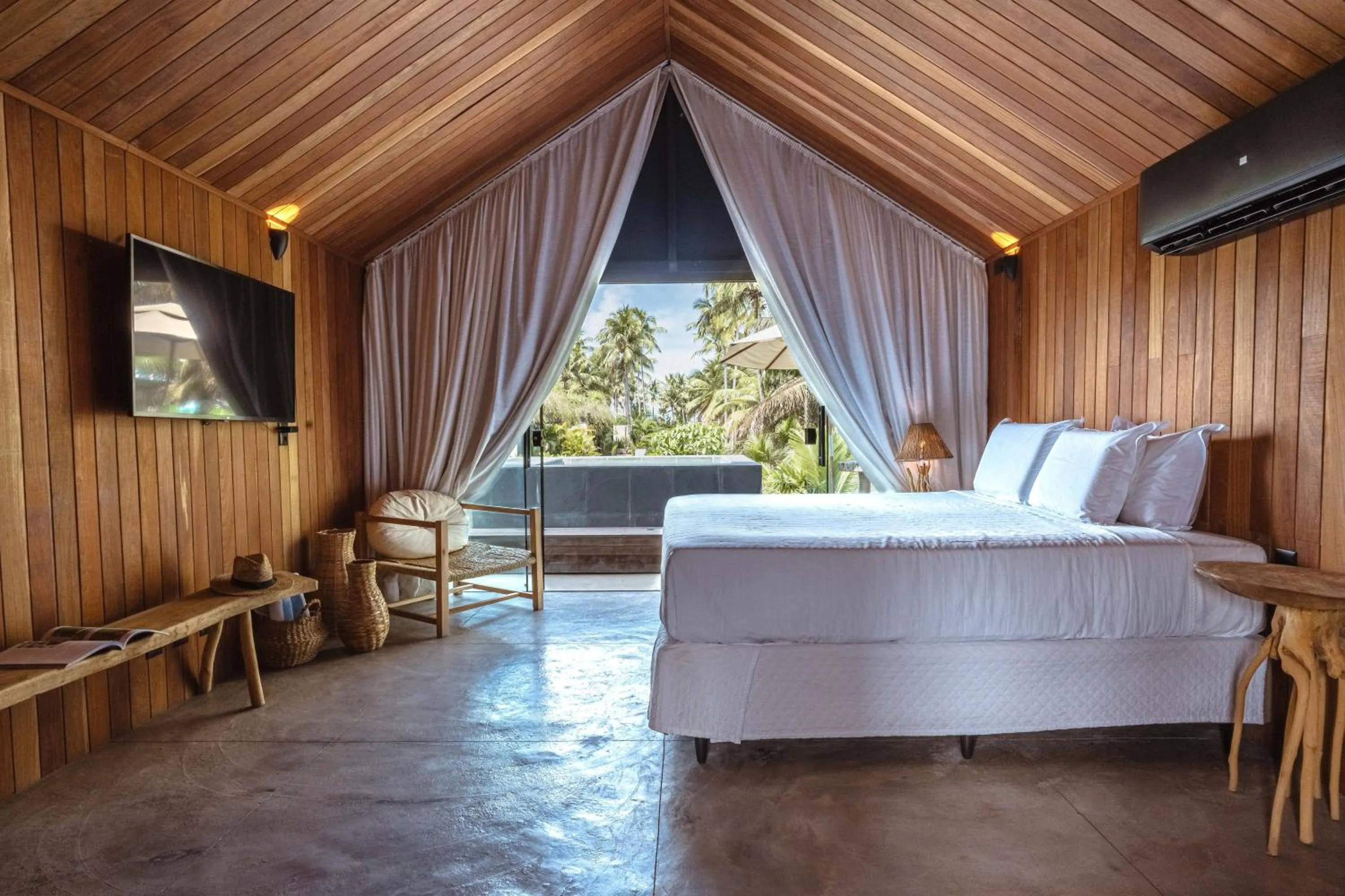 Shower, Bed in Pedras Do Patacho Hotel Boutique Experience