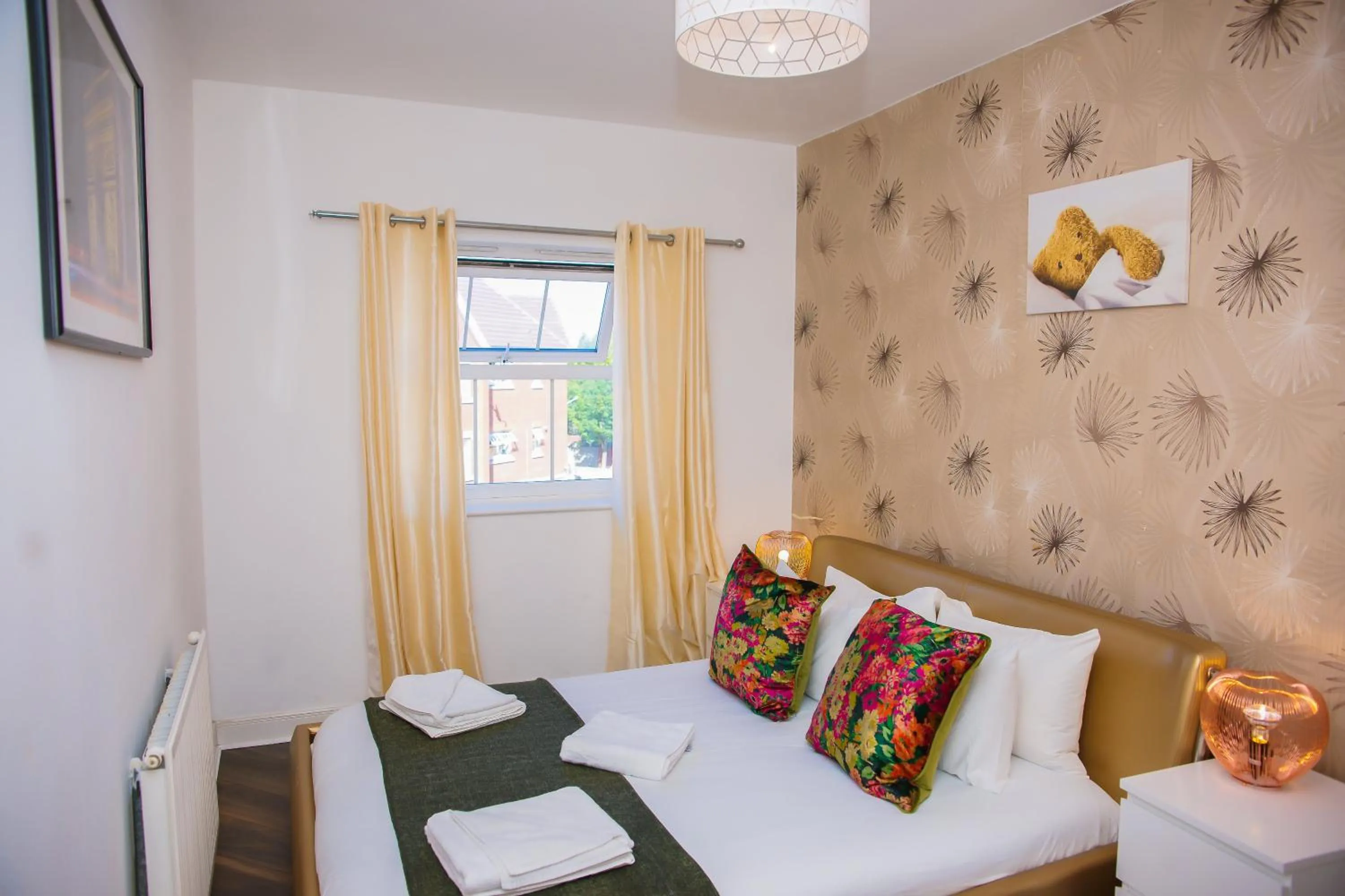 Bed in MODERN 2 BEDROOM APARTMENT