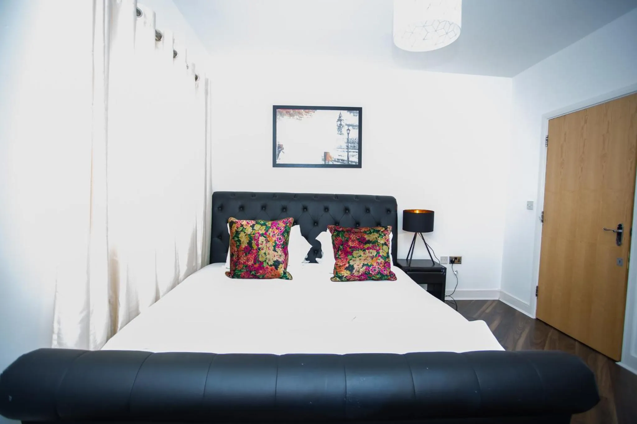 Bed in MODERN 2 BEDROOM APARTMENT