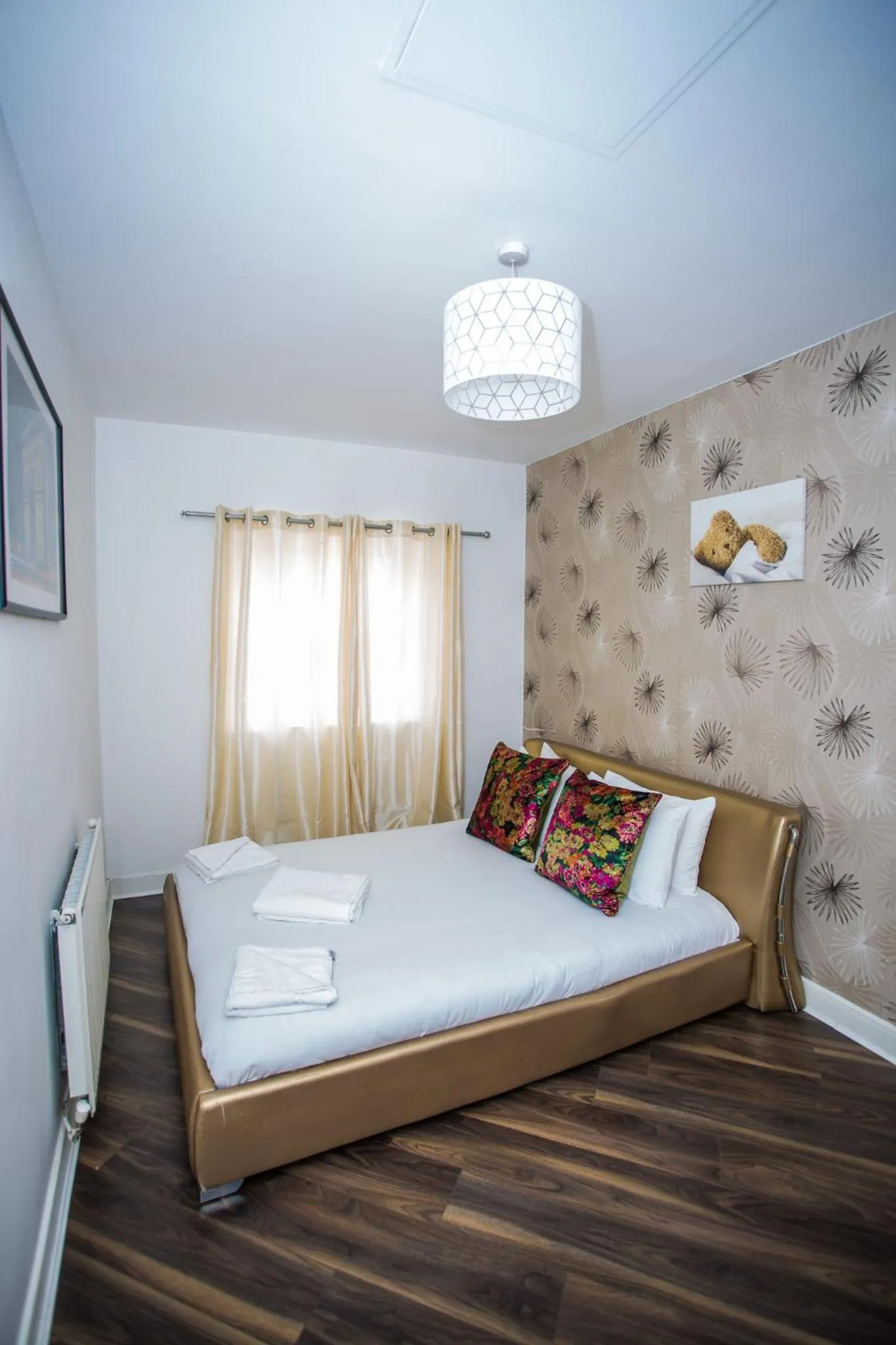 Bed in MODERN 2 BEDROOM APARTMENT