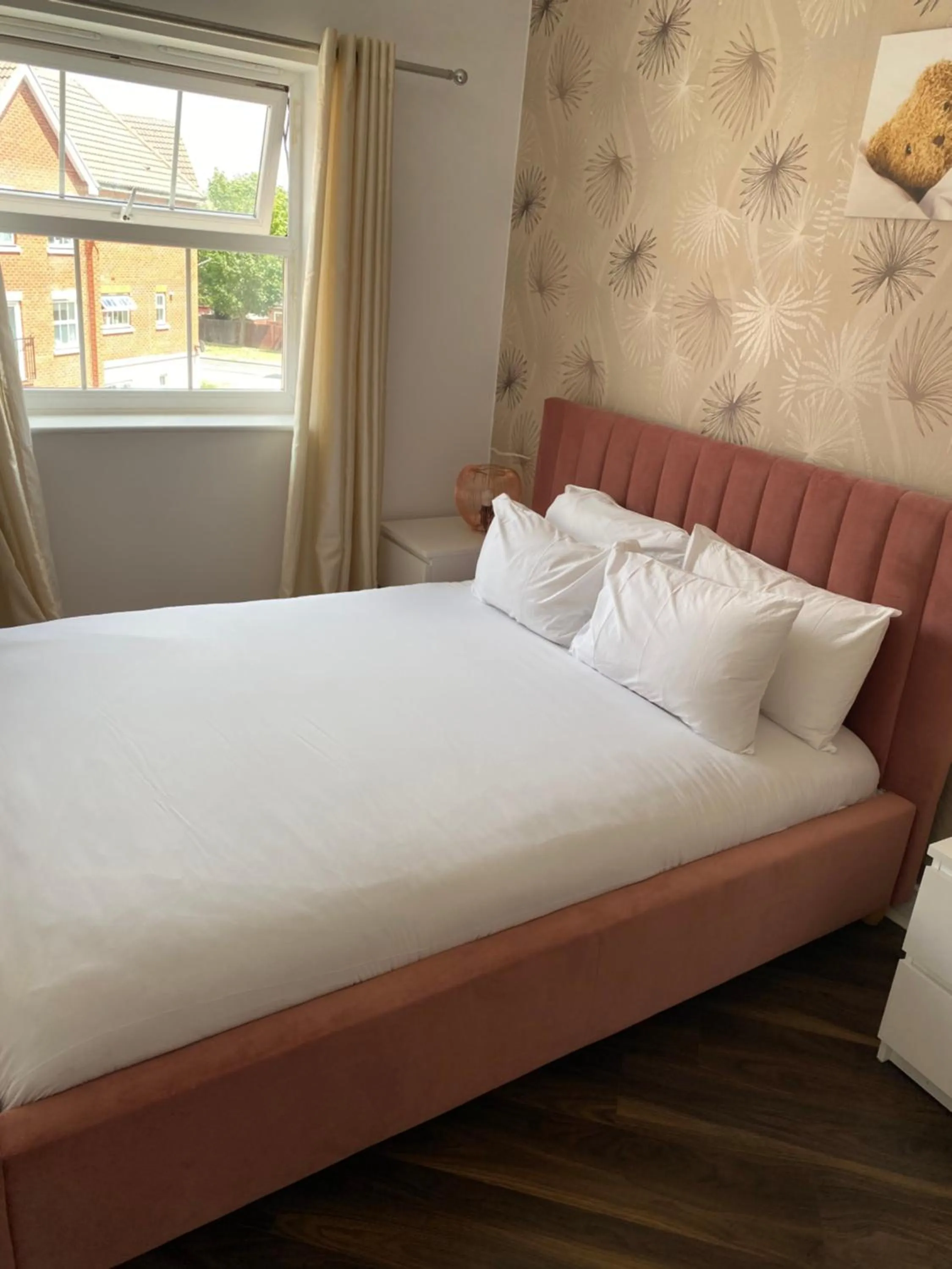 Bed in MODERN 2 BEDROOM APARTMENT