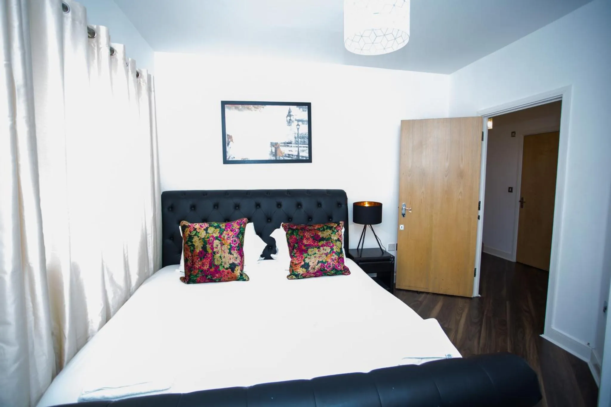 Bed in MODERN 2 BEDROOM APARTMENT