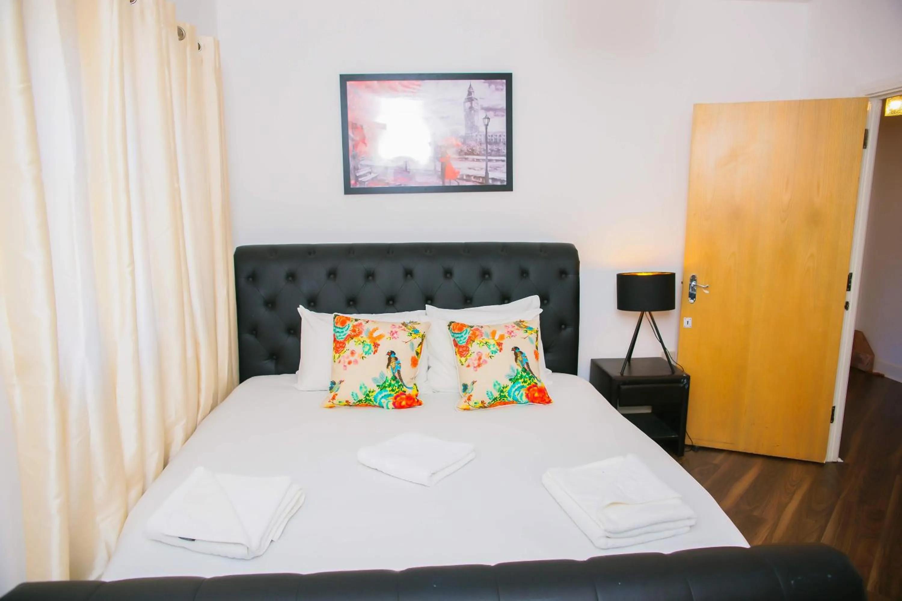 Bed in MODERN 2 BEDROOM APARTMENT