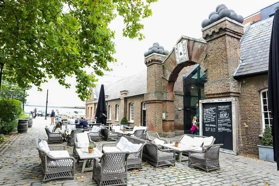 MODERN 2 BEDROOM APARTMENT