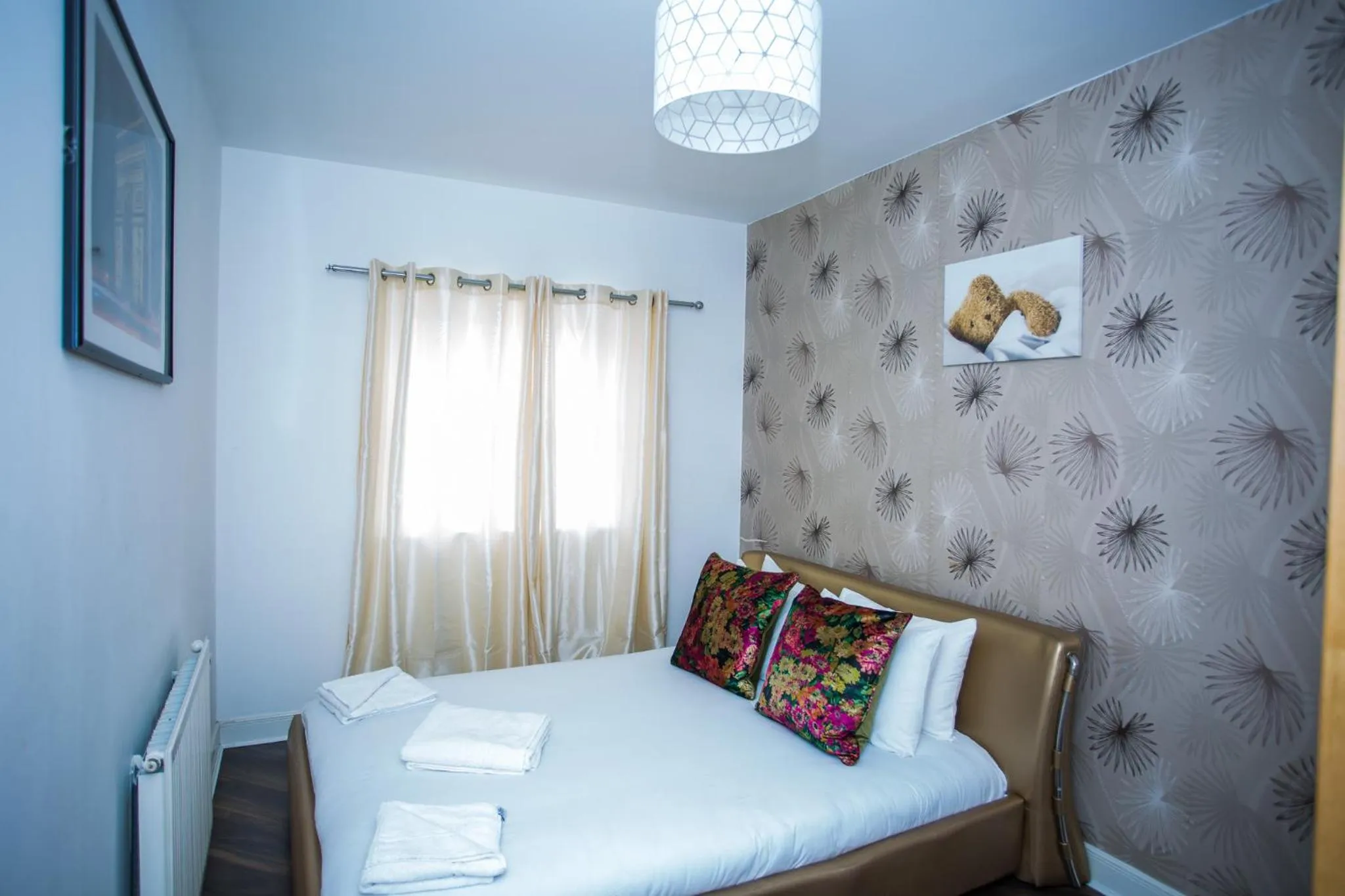 Bed in MODERN 2 BEDROOM APARTMENT