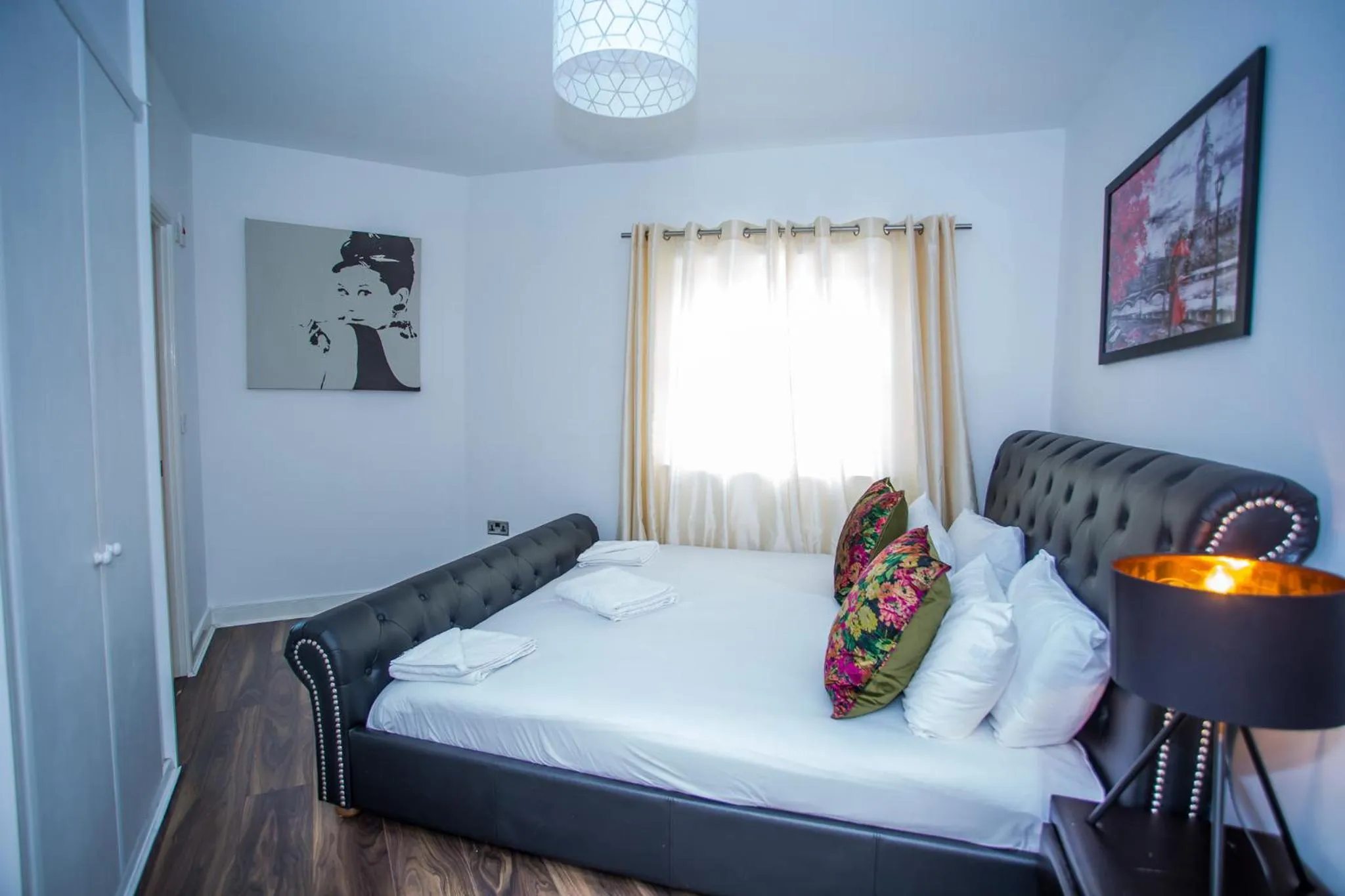 Bed in MODERN 2 BEDROOM APARTMENT