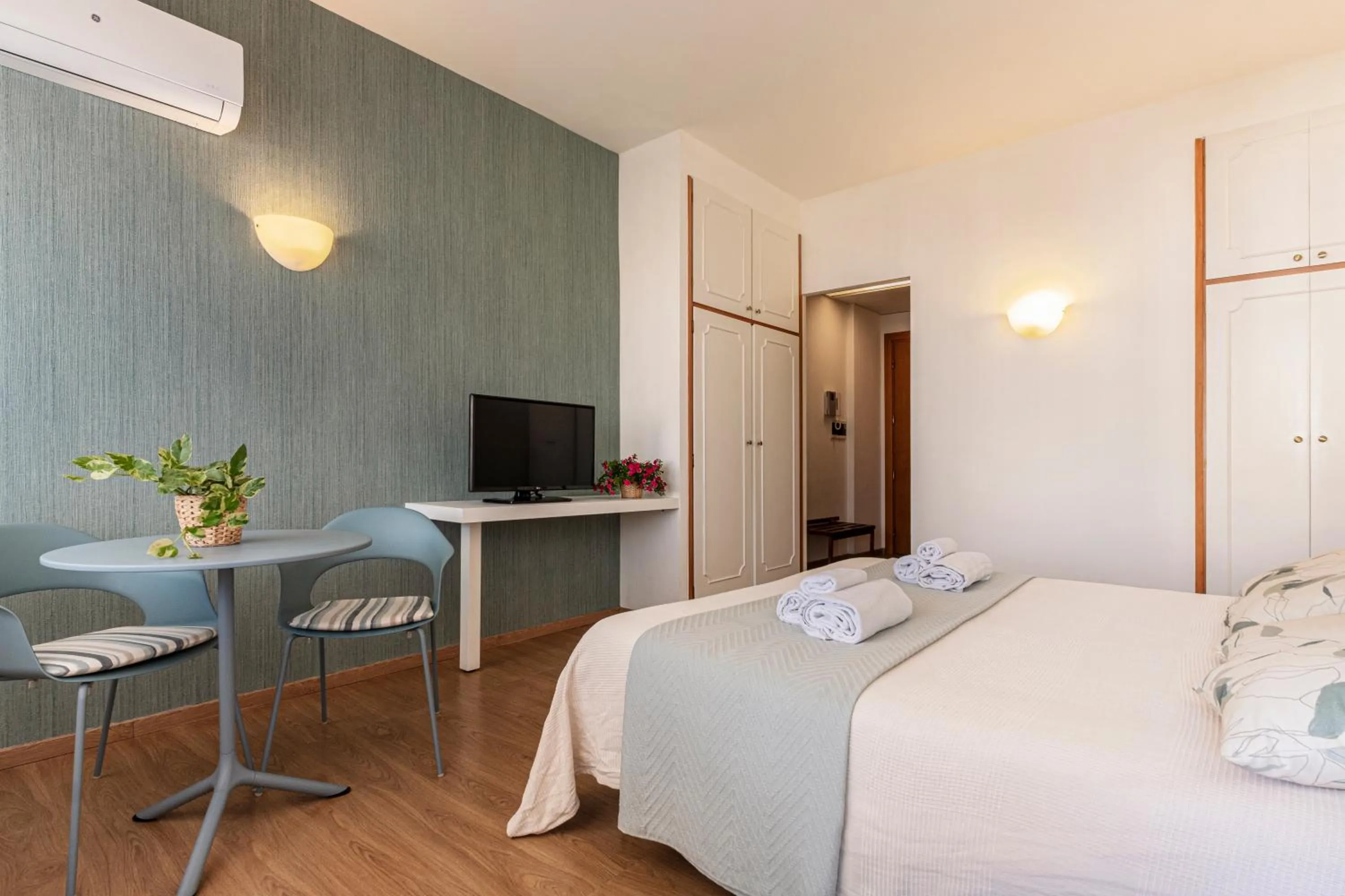 Bedroom, Bed in Marbela Apartments & Suites