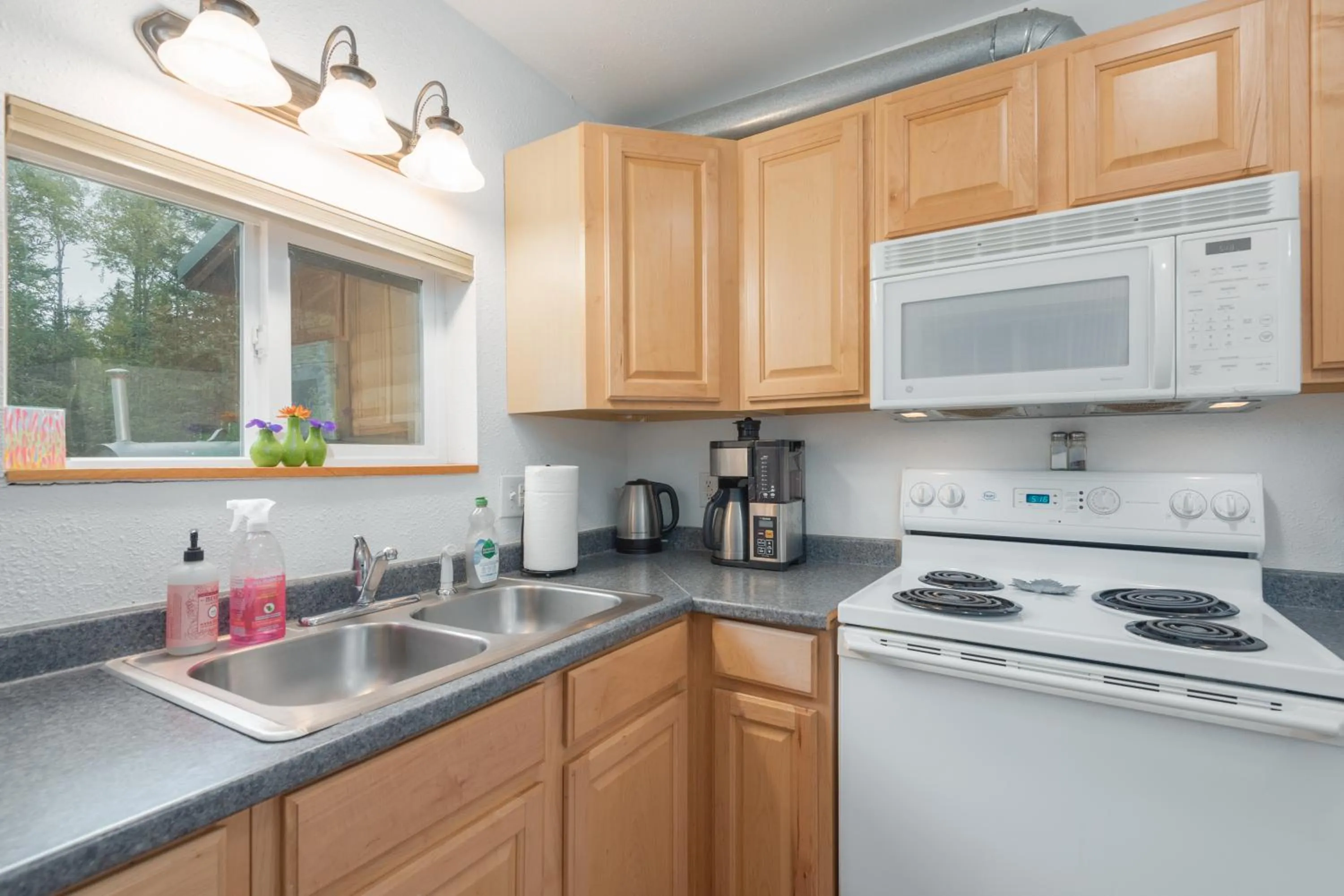 Coffee/tea facilities in Hope's Hideaway, LLC