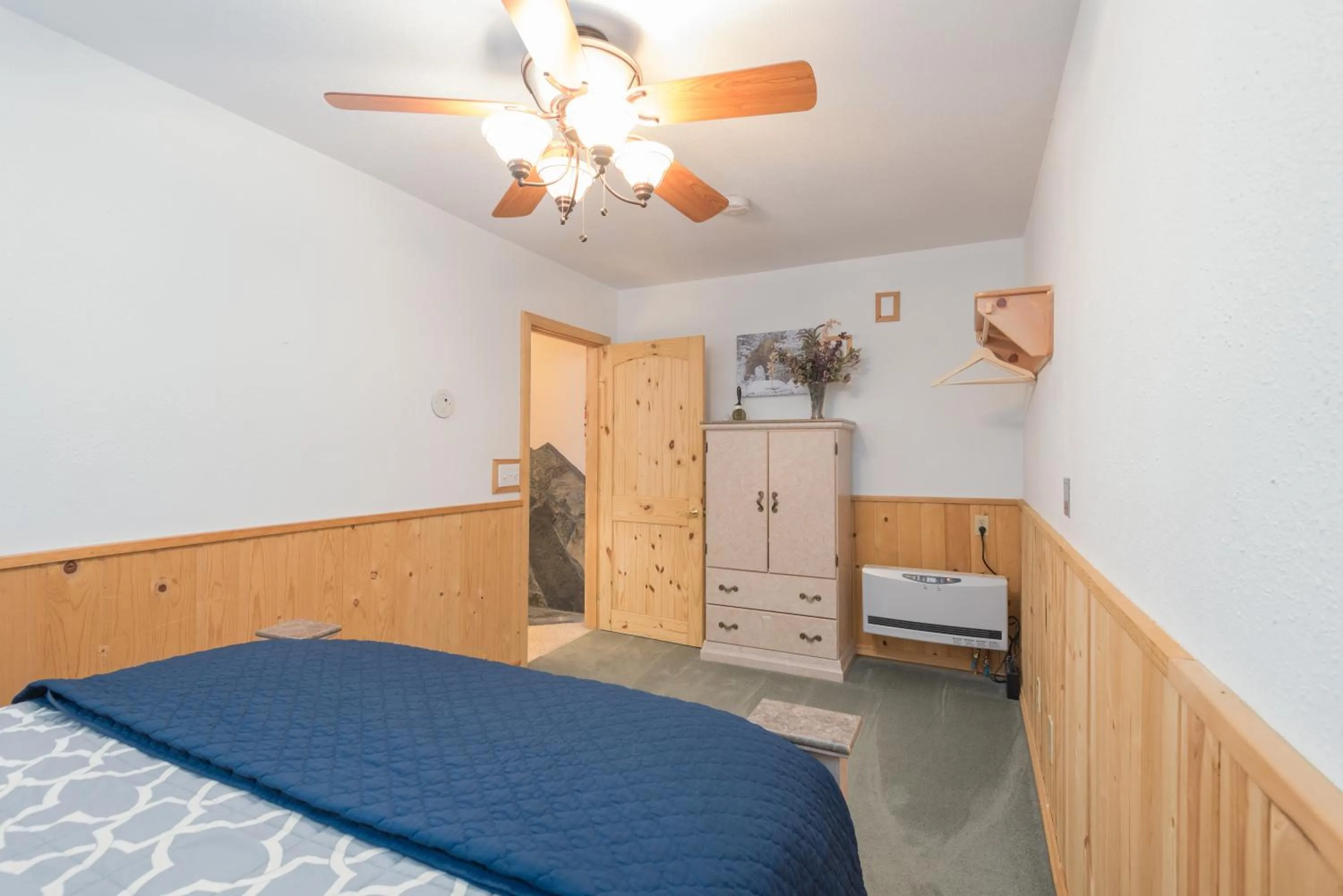 Photo of the whole room, Bed in Hope's Hideaway, LLC