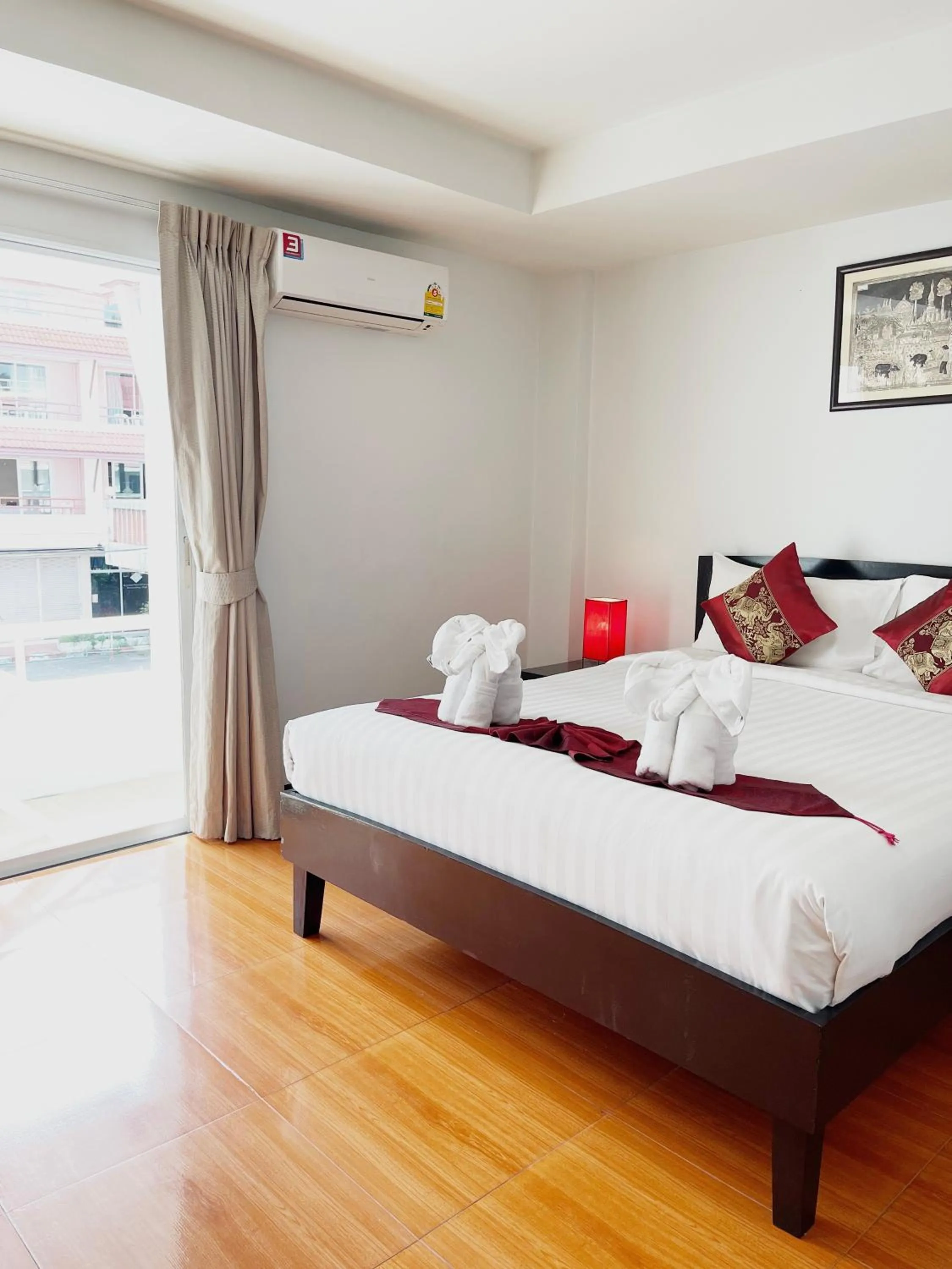 Photo of the whole room, Bed in Silver Resortel