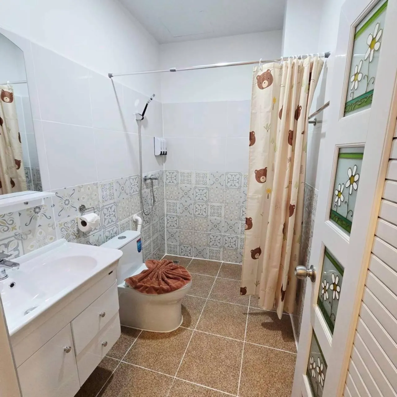 Shower in Silver Resortel