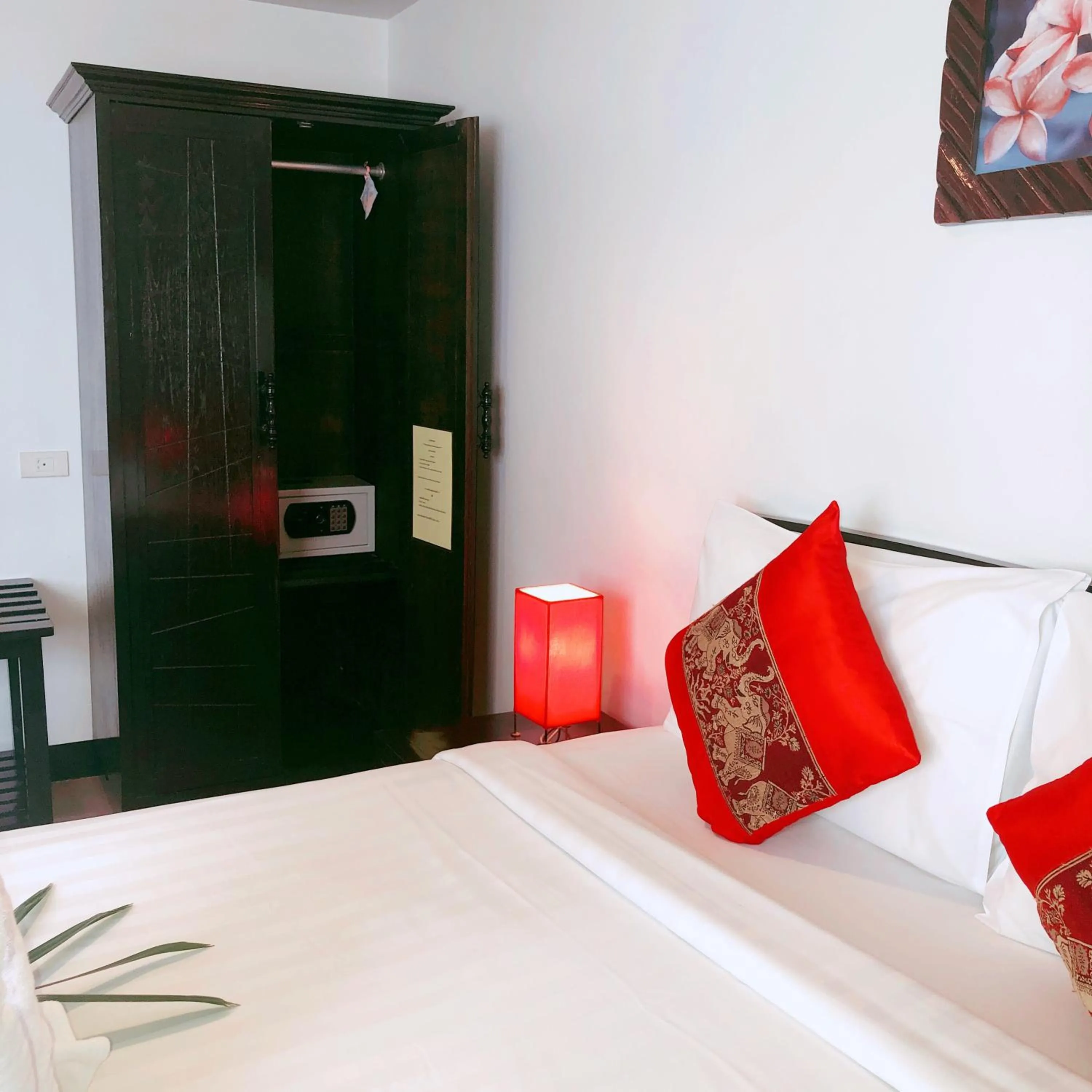 Communal lounge/ TV room, Bed in Silver Resortel