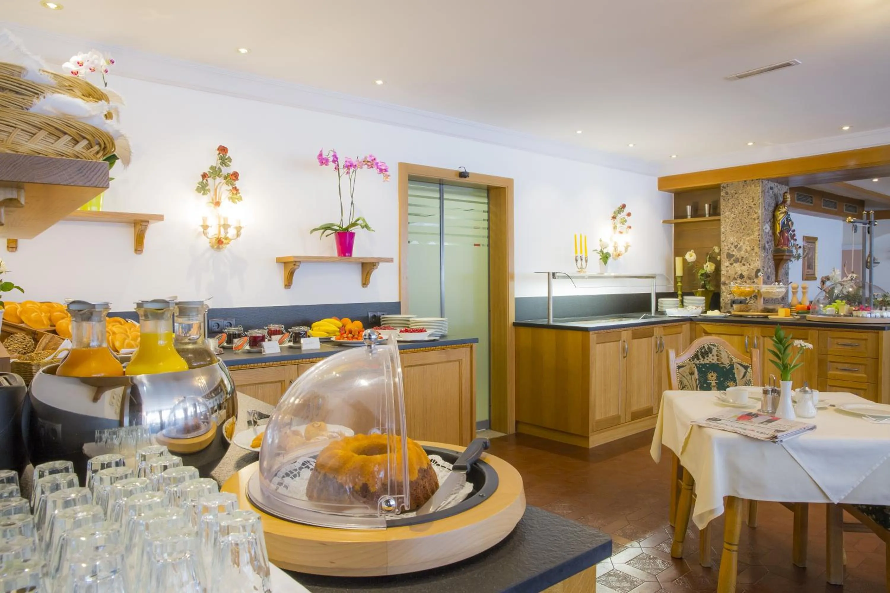 Buffet breakfast in Hotel Huberhof