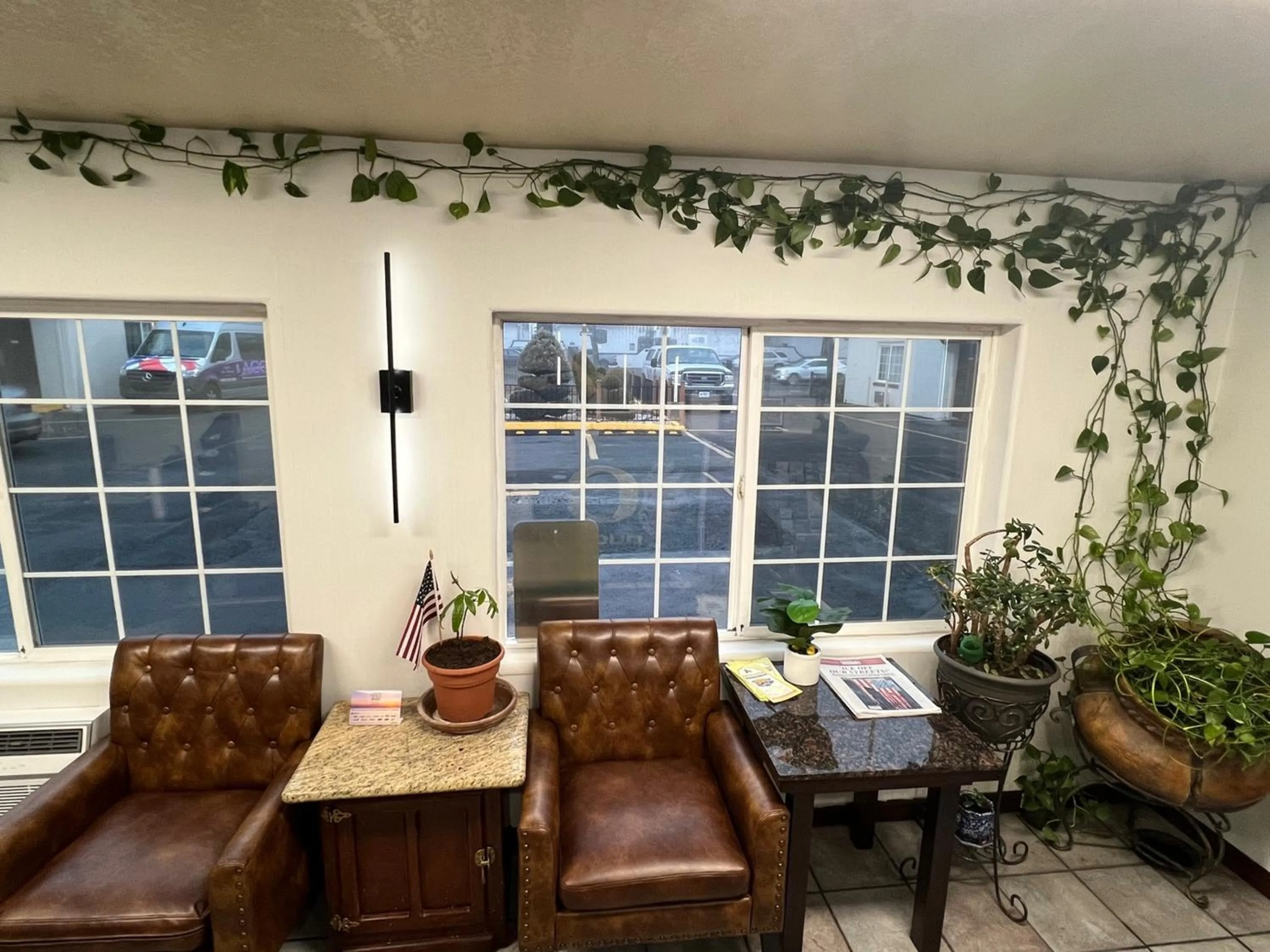 Seating area in Americas Best Value Inn Eugene