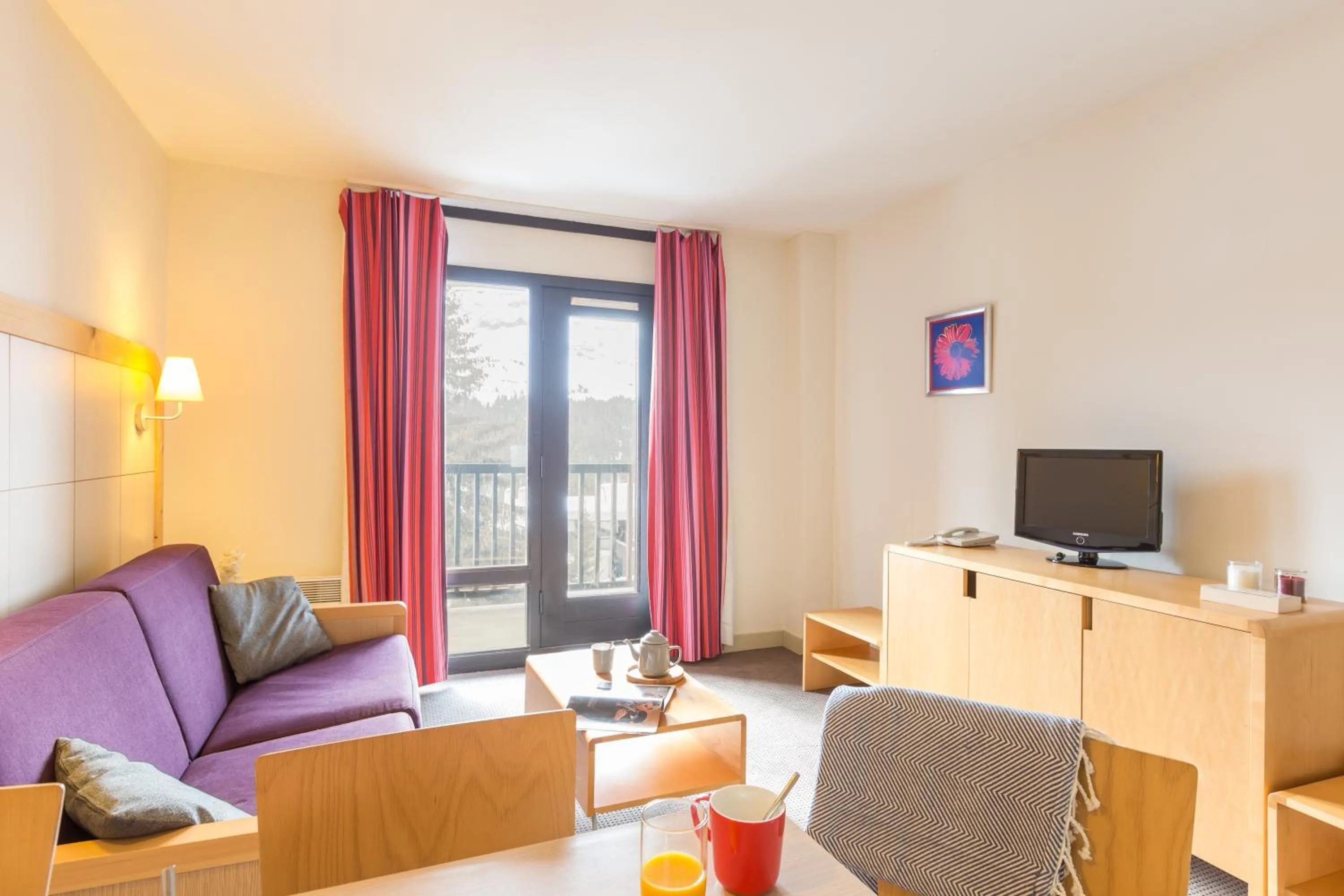 Communal lounge/ TV room in Résidence Pierre & Vacances La Forêt