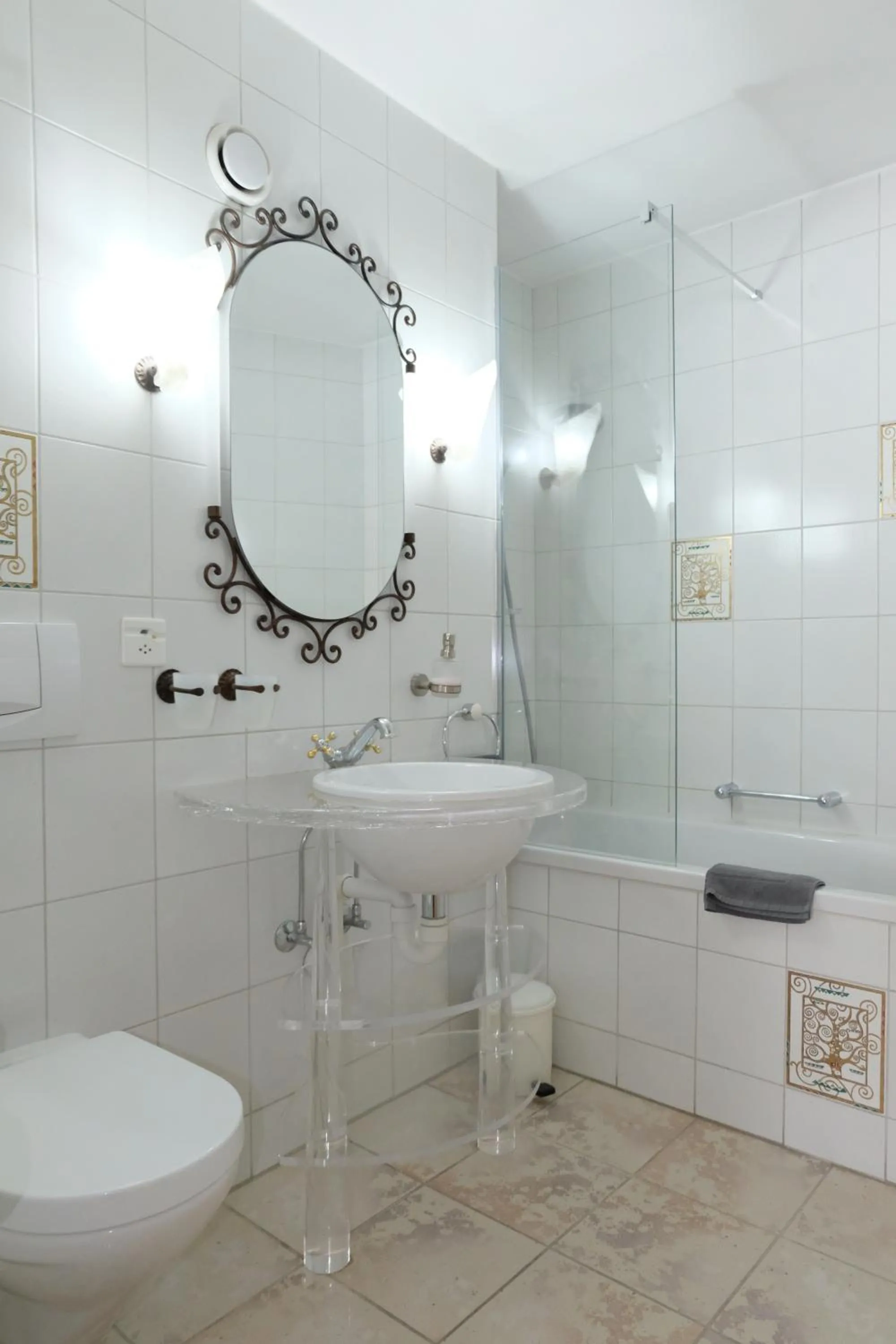 Bathroom in Artist Apartments & Hotel Garni