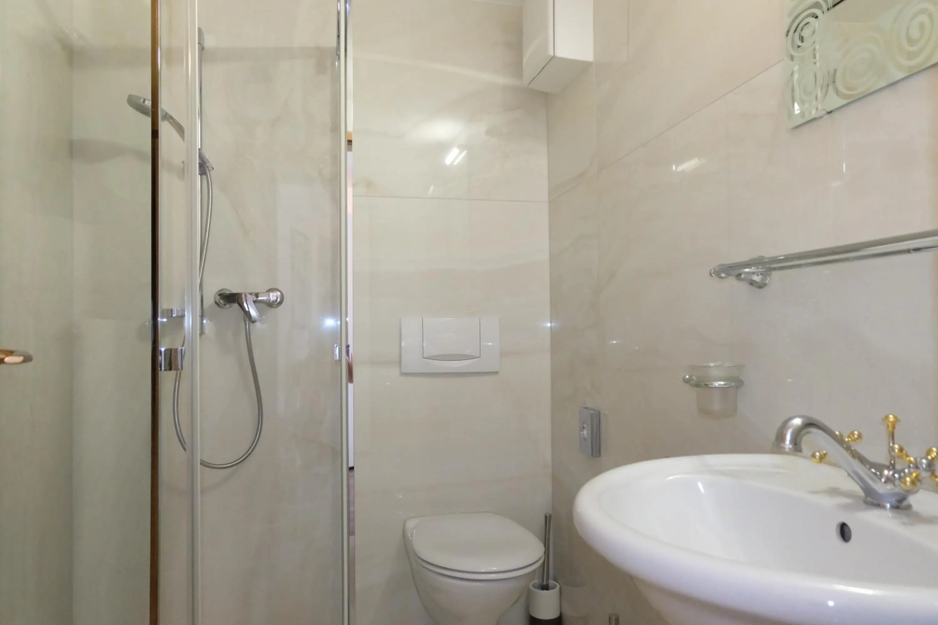 Bathroom in Artist Apartments & Hotel Garni