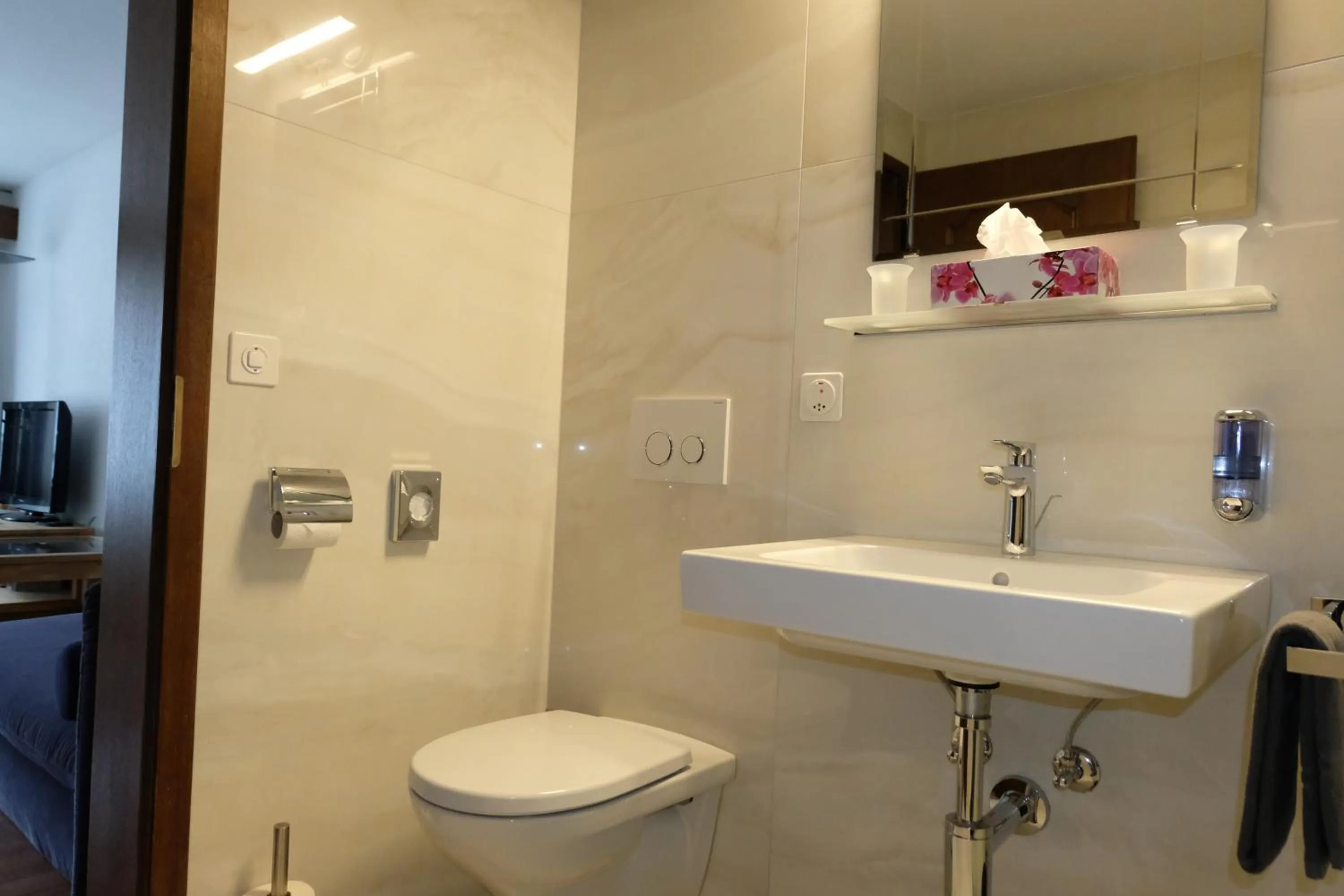 Bathroom in Artist Apartments & Hotel Garni