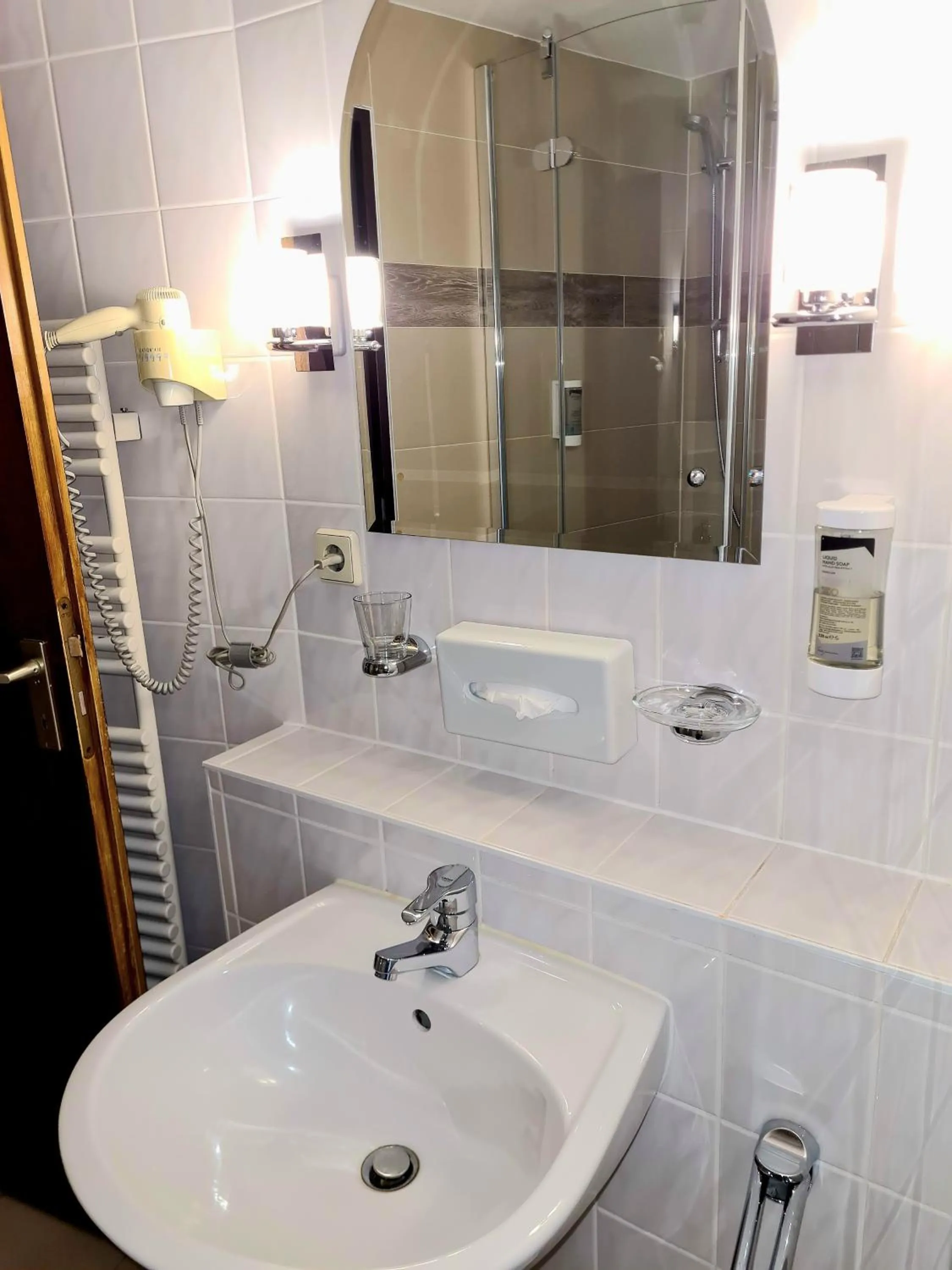 Bathroom in Hotel-Restaurant Alter Krug Kallinchen