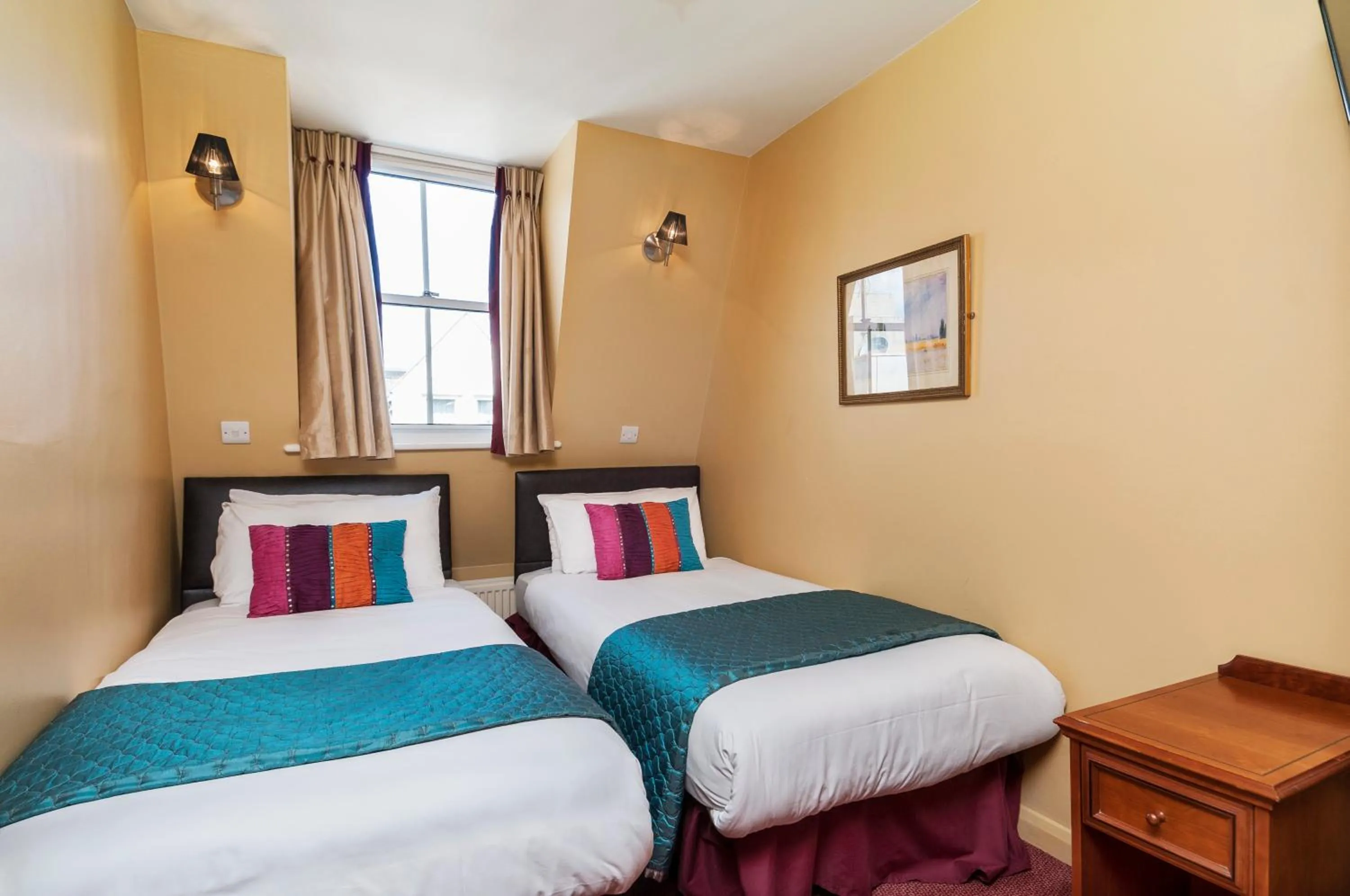 Photo of the whole room, Bed in Craven Hotel