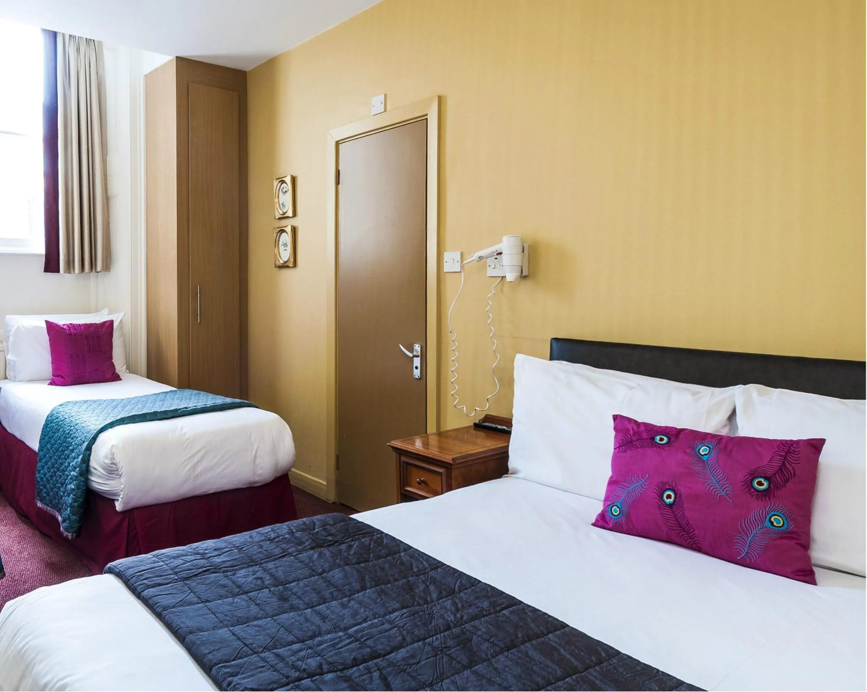 Bedroom, Bed in Craven Hotel