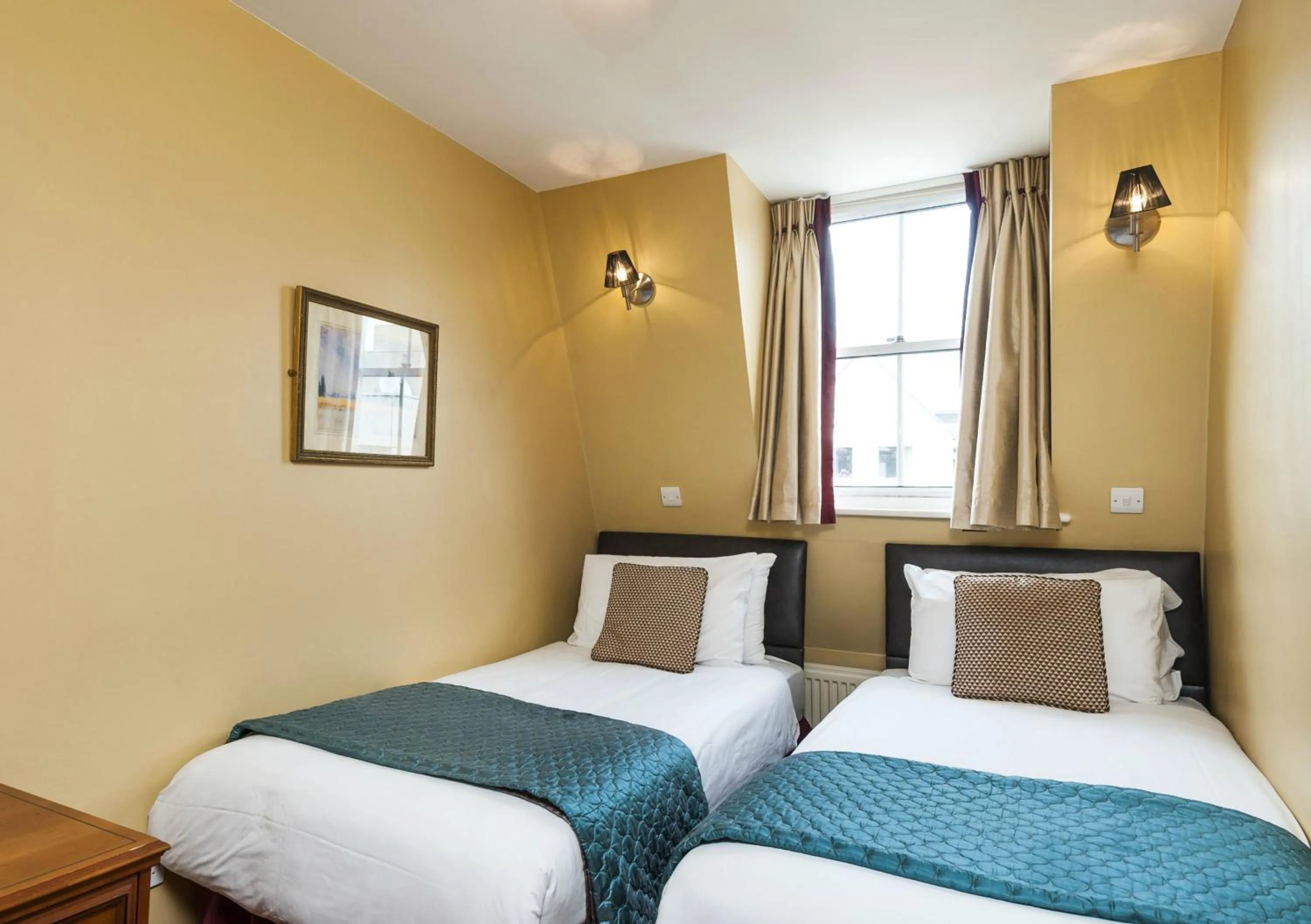 Bedroom, Bed in Craven Hotel