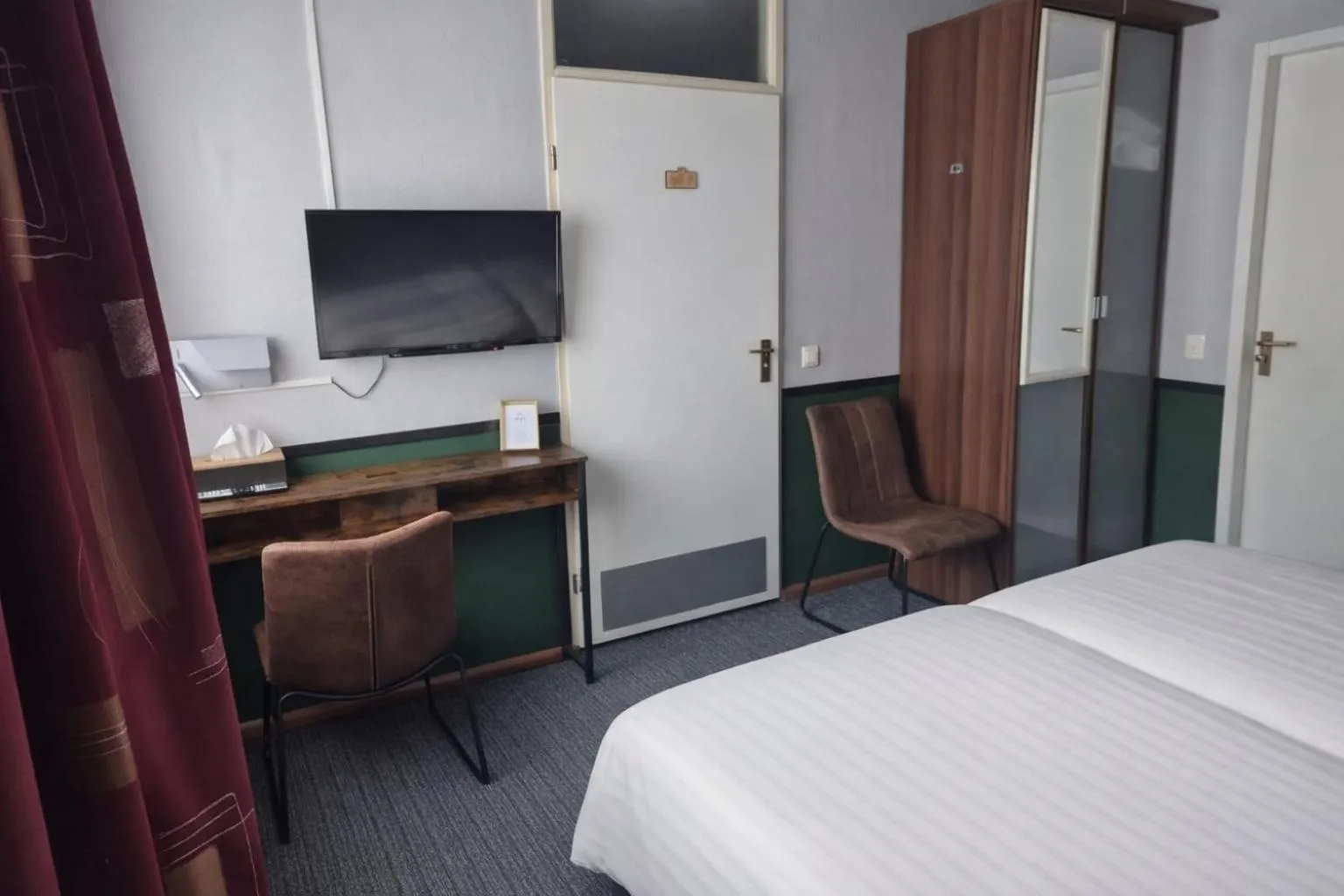 Bedroom, Bed in Hotel,cafe,biljart POT