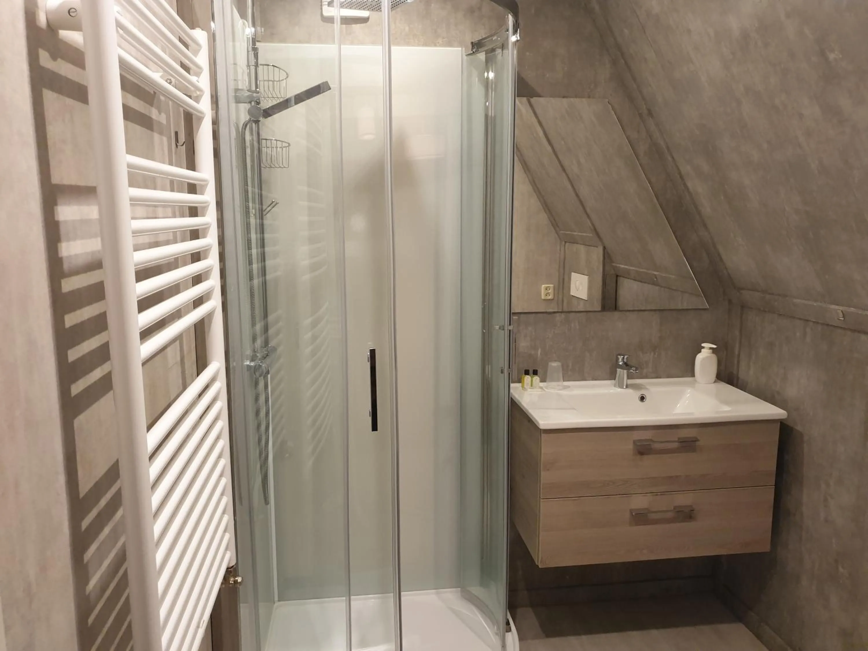 Shower in Hotel,cafe,biljart POT