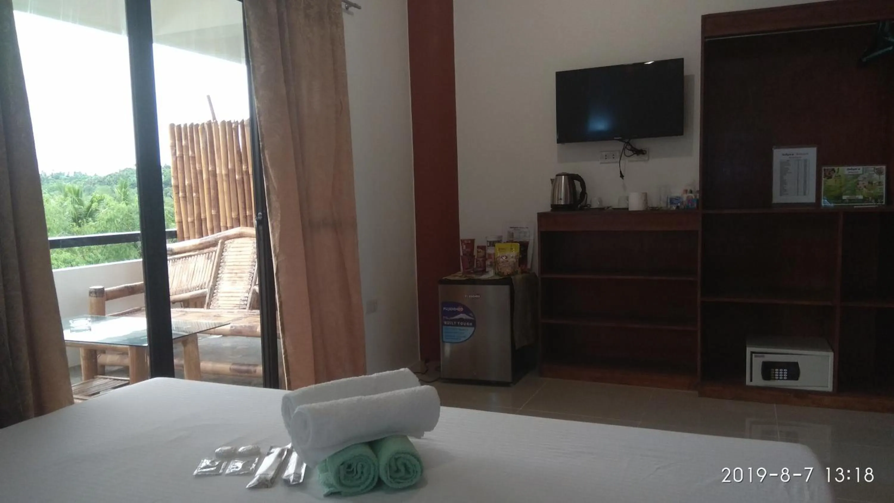 Communal lounge/ TV room, Bed in Jalyn's Resort Sabang