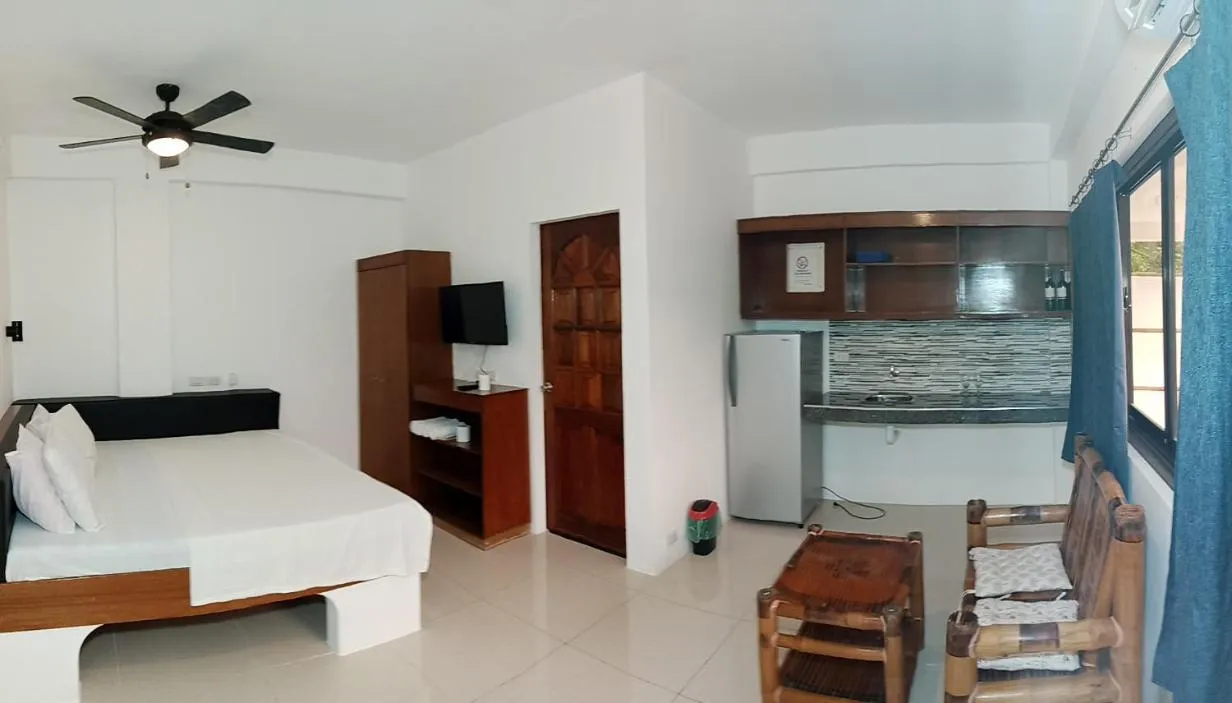 Photo of the whole room, Bed in Jalyn's Resort Sabang