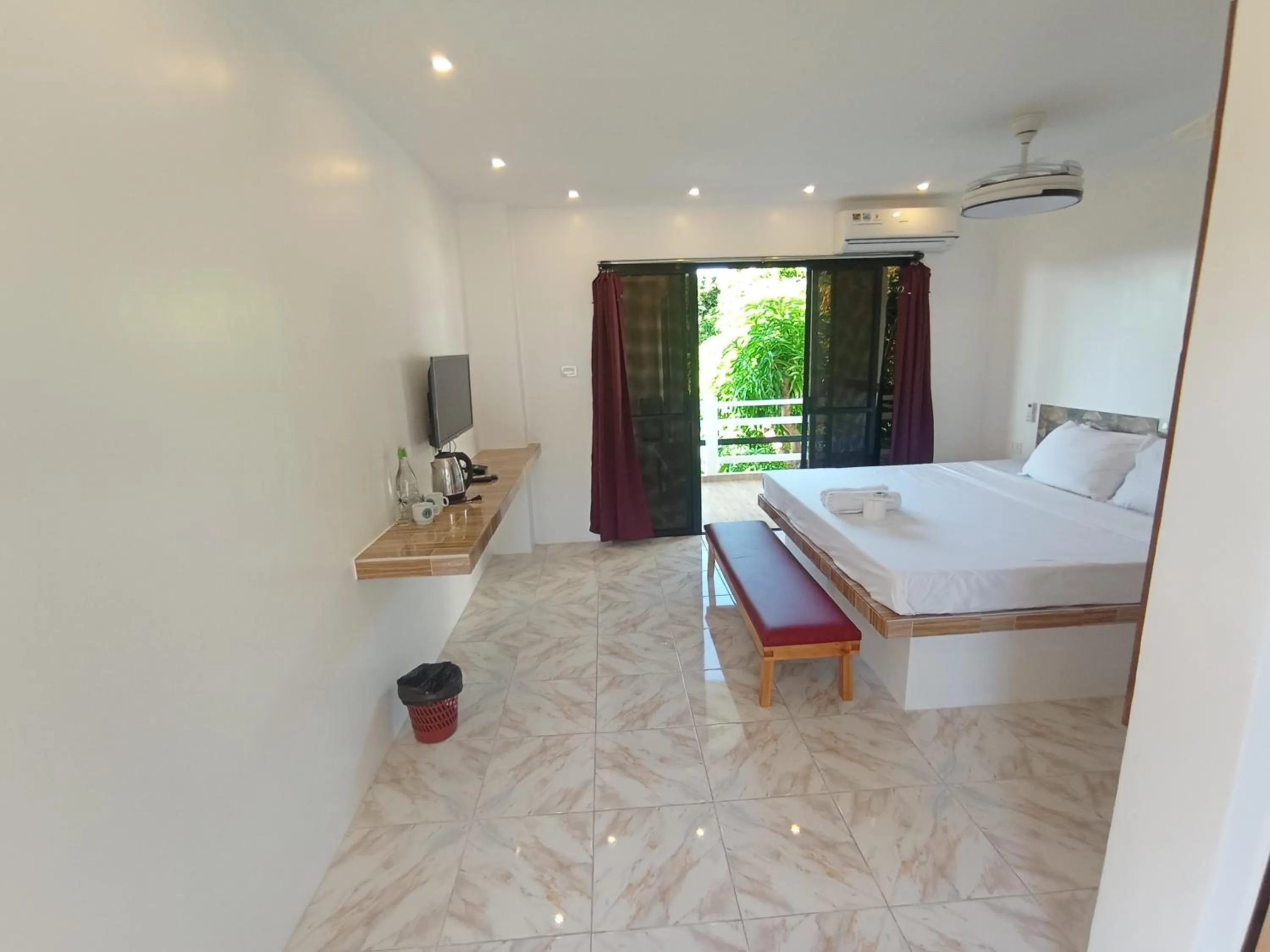 Bed in Jalyn's Resort Sabang