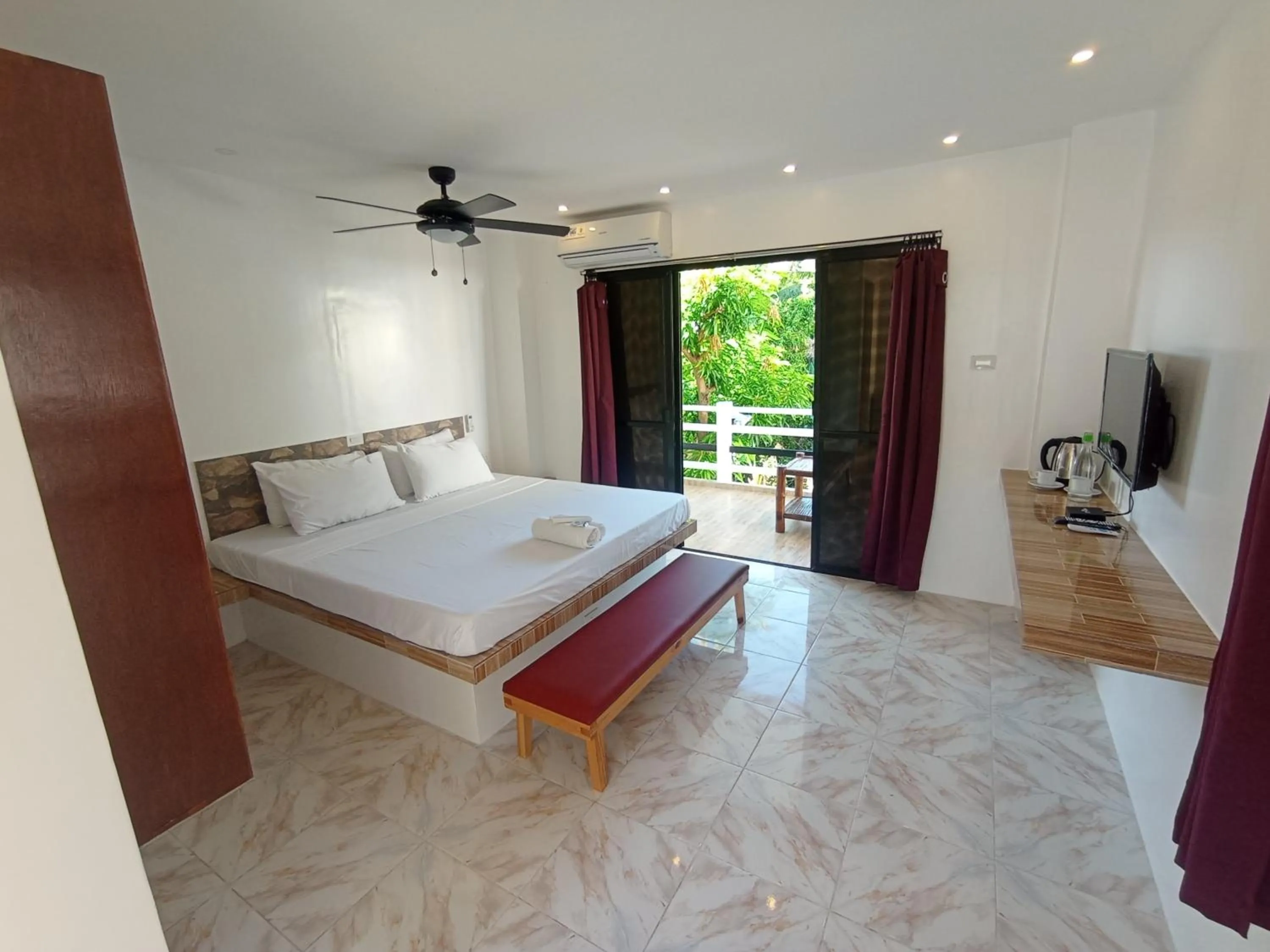 Bed in Jalyn's Resort Sabang