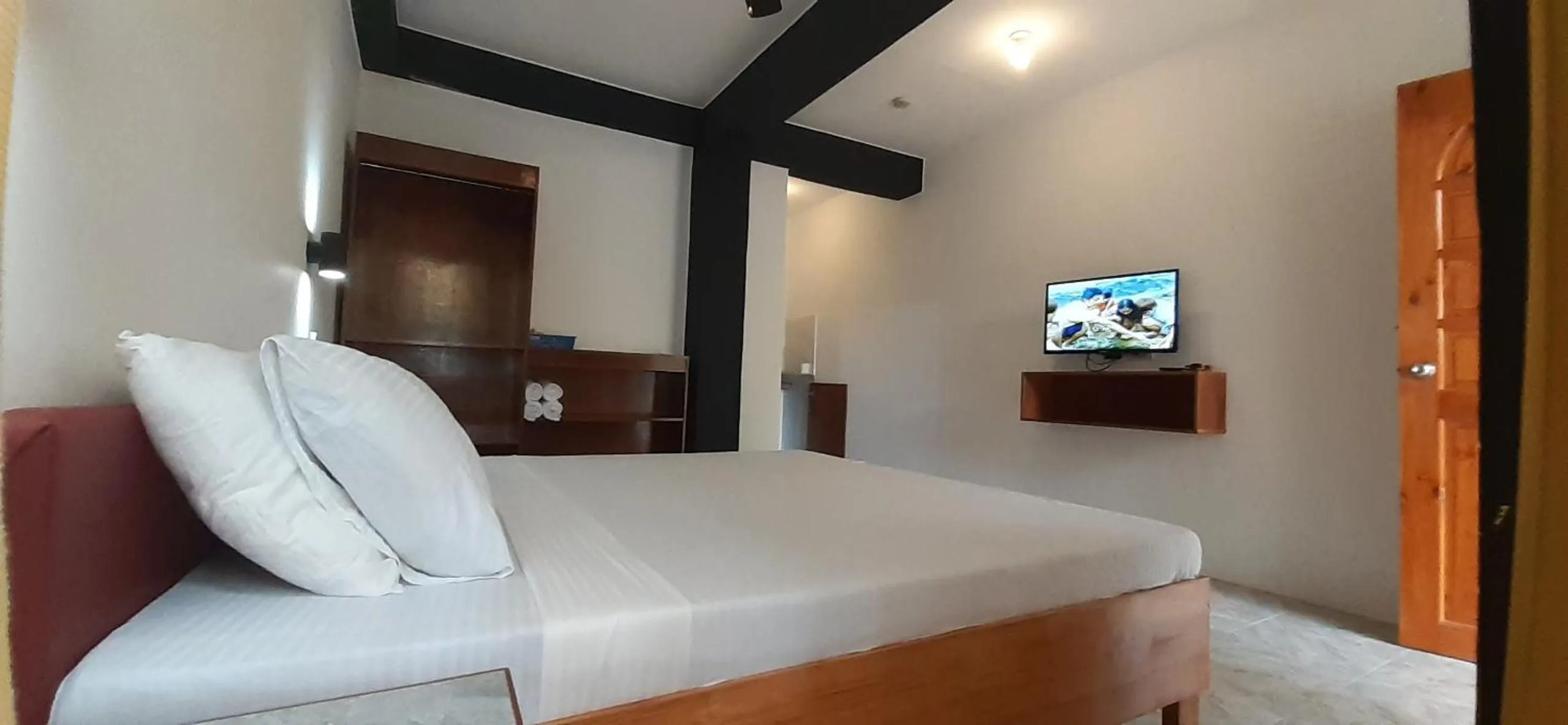 TV and multimedia, Bed in Jalyn's Resort Sabang
