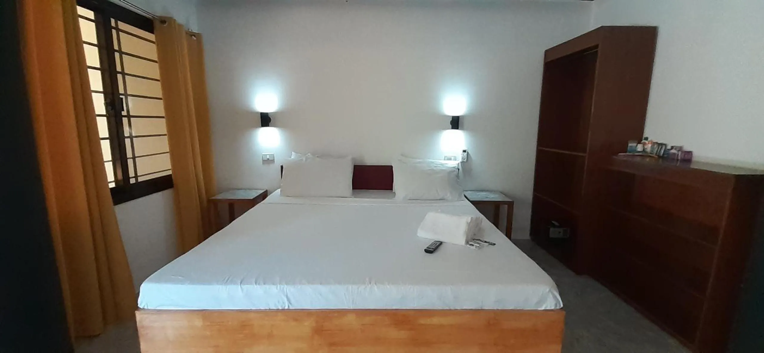 Photo of the whole room, Bed in Jalyn's Resort Sabang