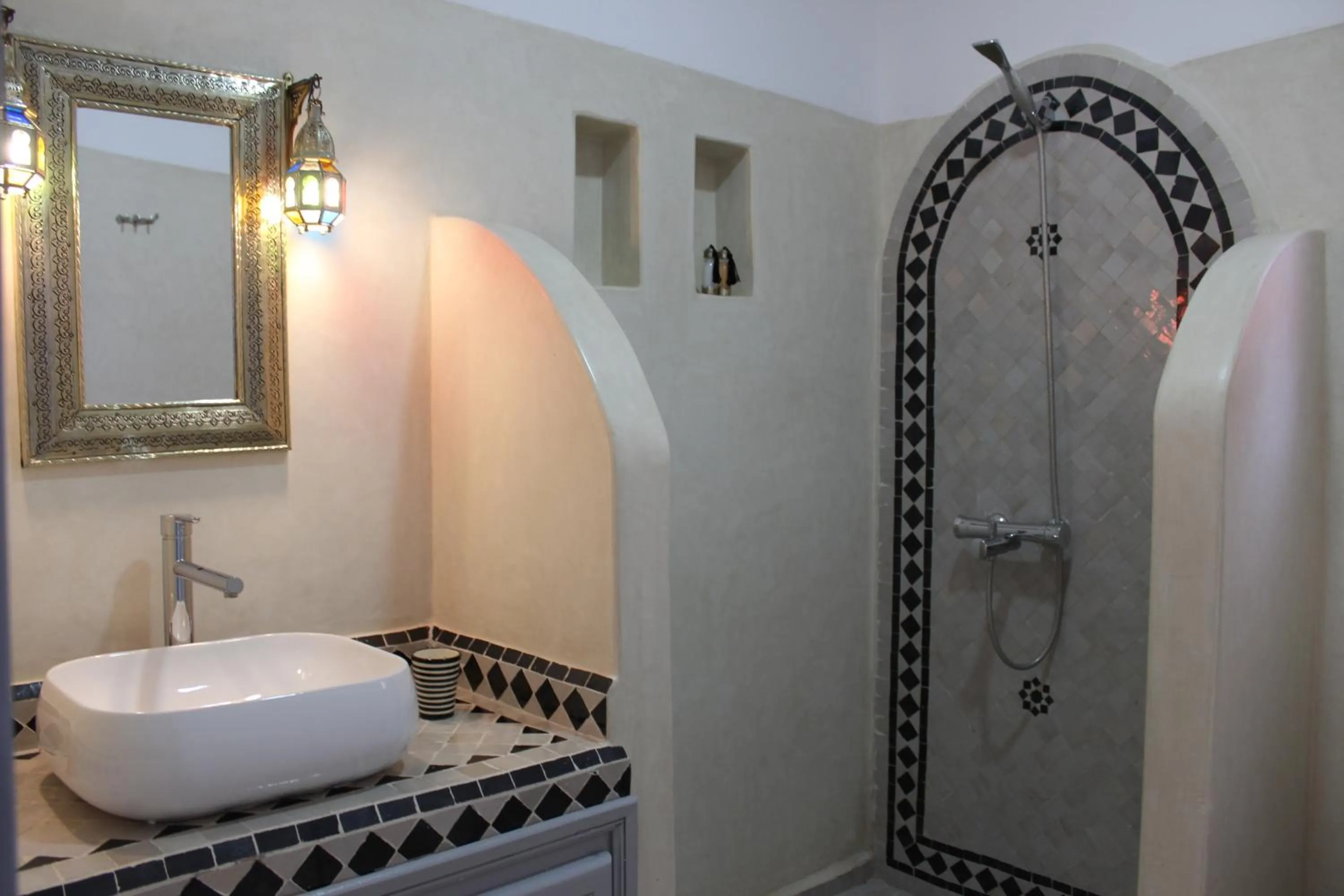 Shower in Riad El Arco ROOFTOP POOL & Spa