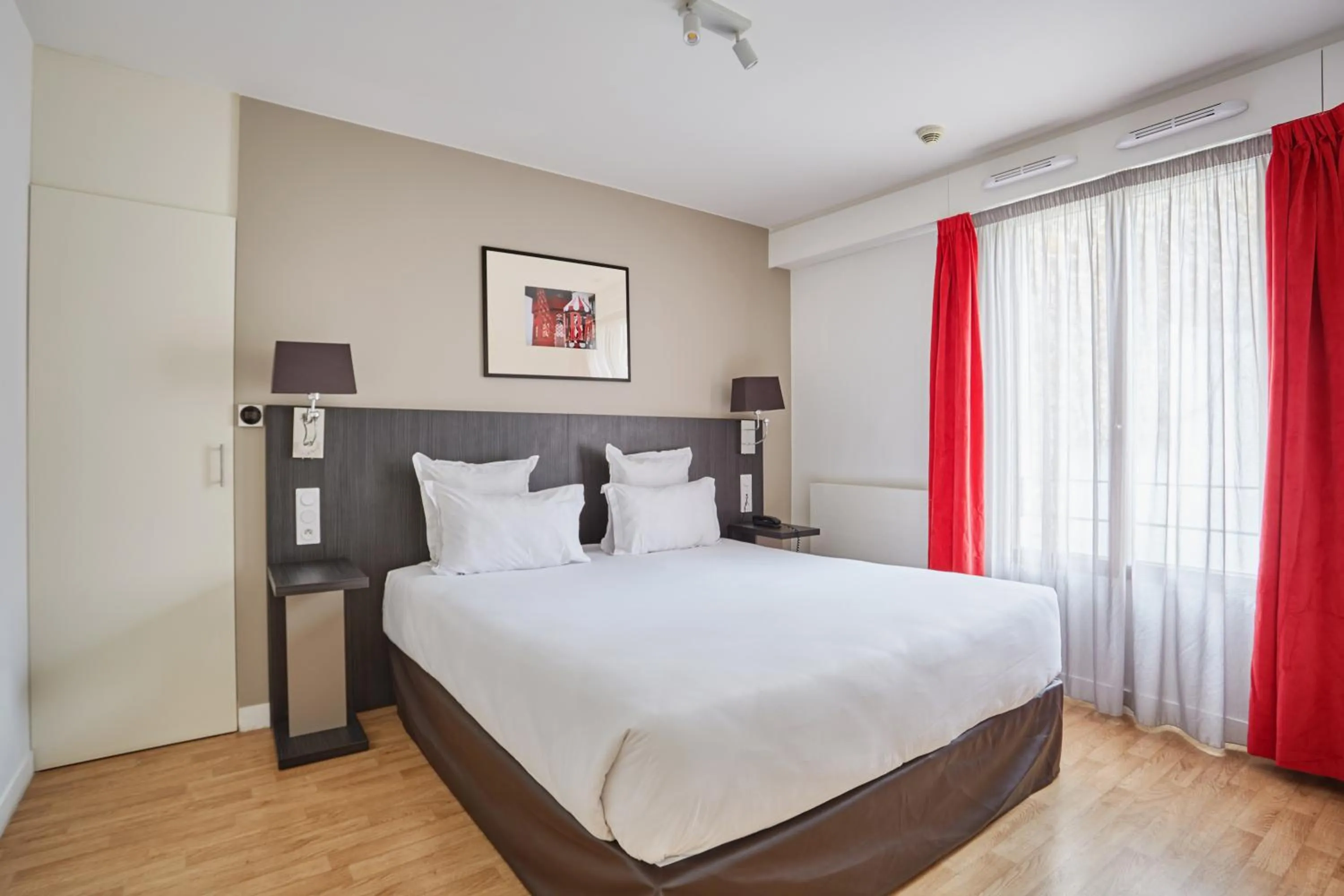 Bedroom, Bed in Appart Hotel Odalys City Paris Montmartre