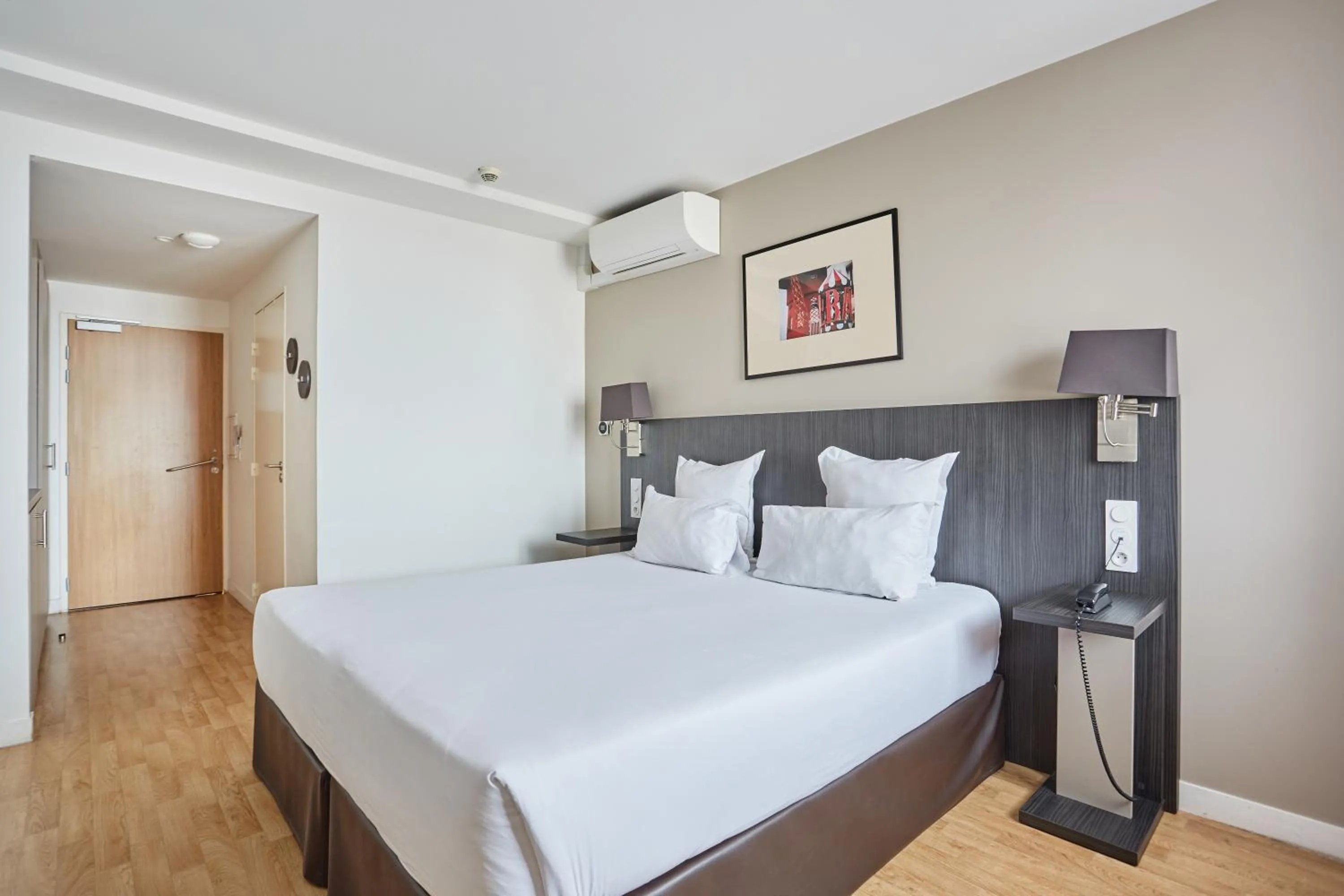 Bedroom, Bed in Appart Hotel Odalys City Paris Montmartre