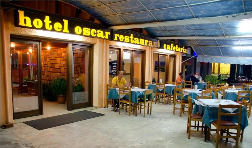 Restaurant/places to eat in Hotel Oscar